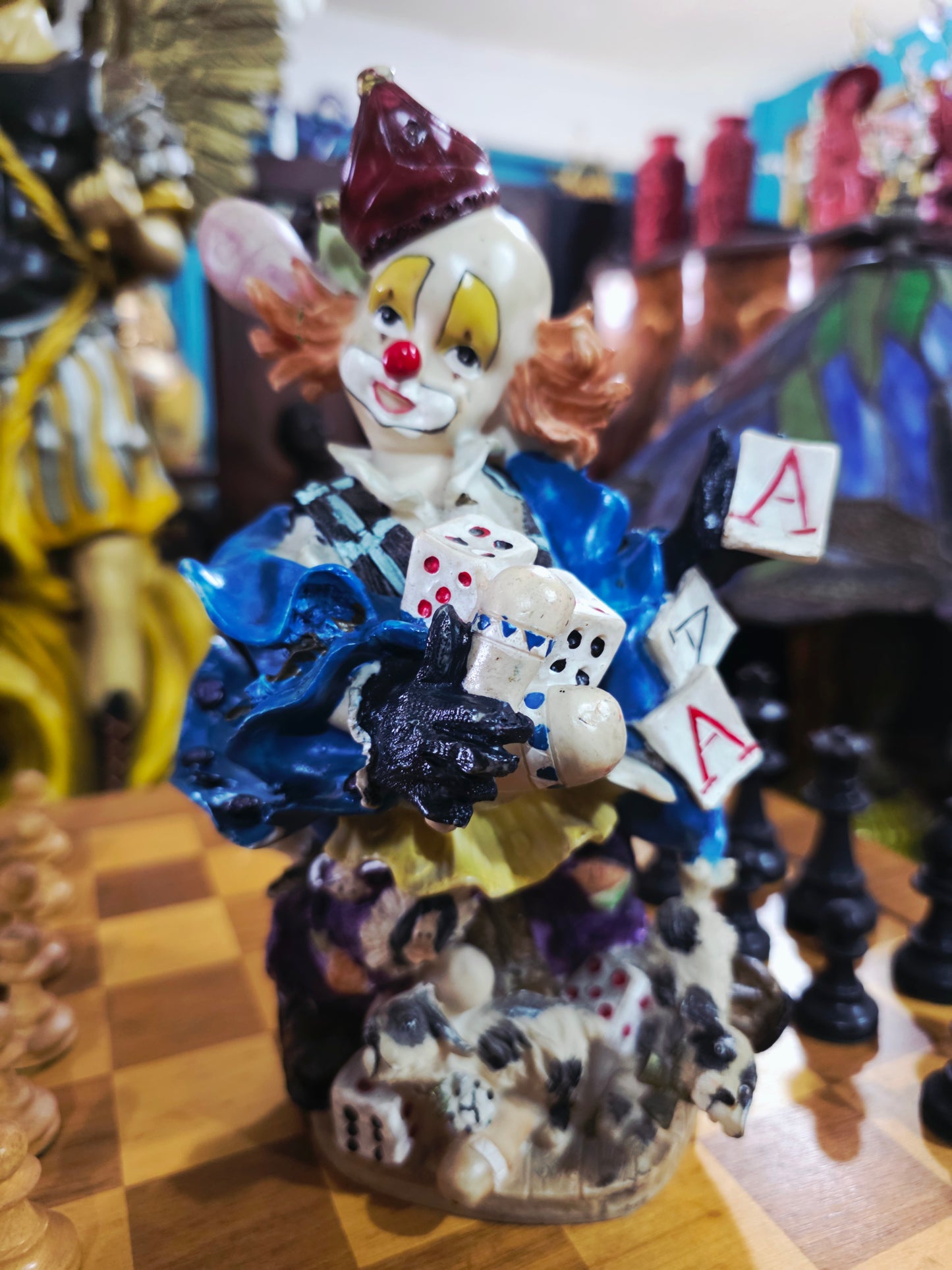 Escultura de Payasito con Cartas y Dados en Cerámica Policromada 🎲🤡