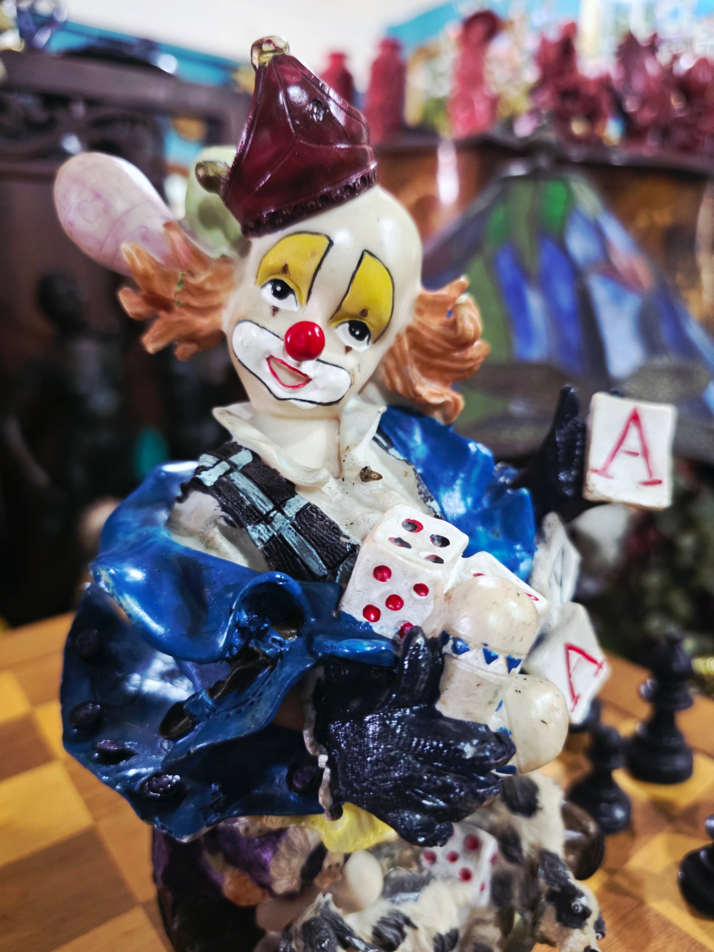 Escultura de Payasito con Cartas y Dados en Cerámica Policromada 🎲🤡