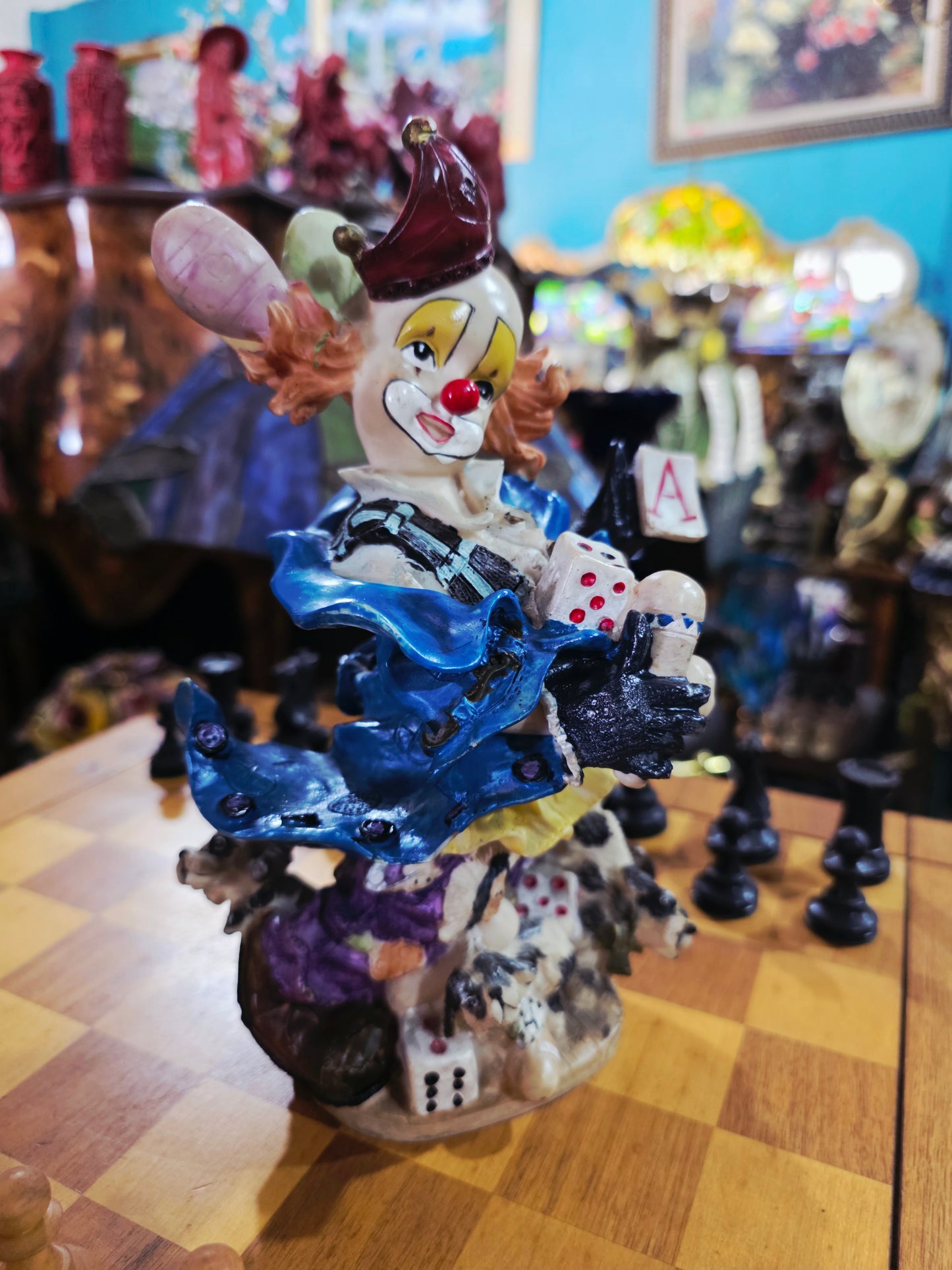 Escultura de Payasito con Cartas y Dados en Cerámica Policromada 🎲🤡