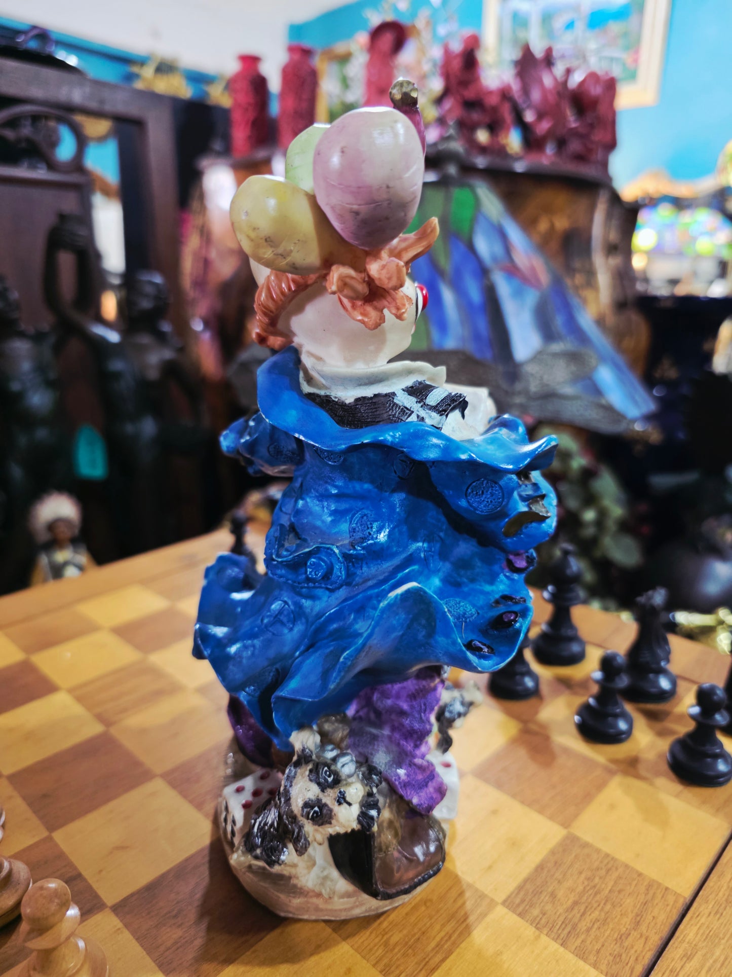 Escultura de Payasito con Cartas y Dados en Cerámica Policromada 🎲🤡