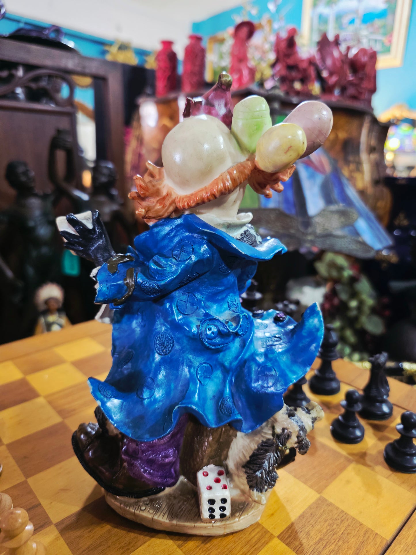 Escultura de Payasito con Cartas y Dados en Cerámica Policromada 🎲🤡