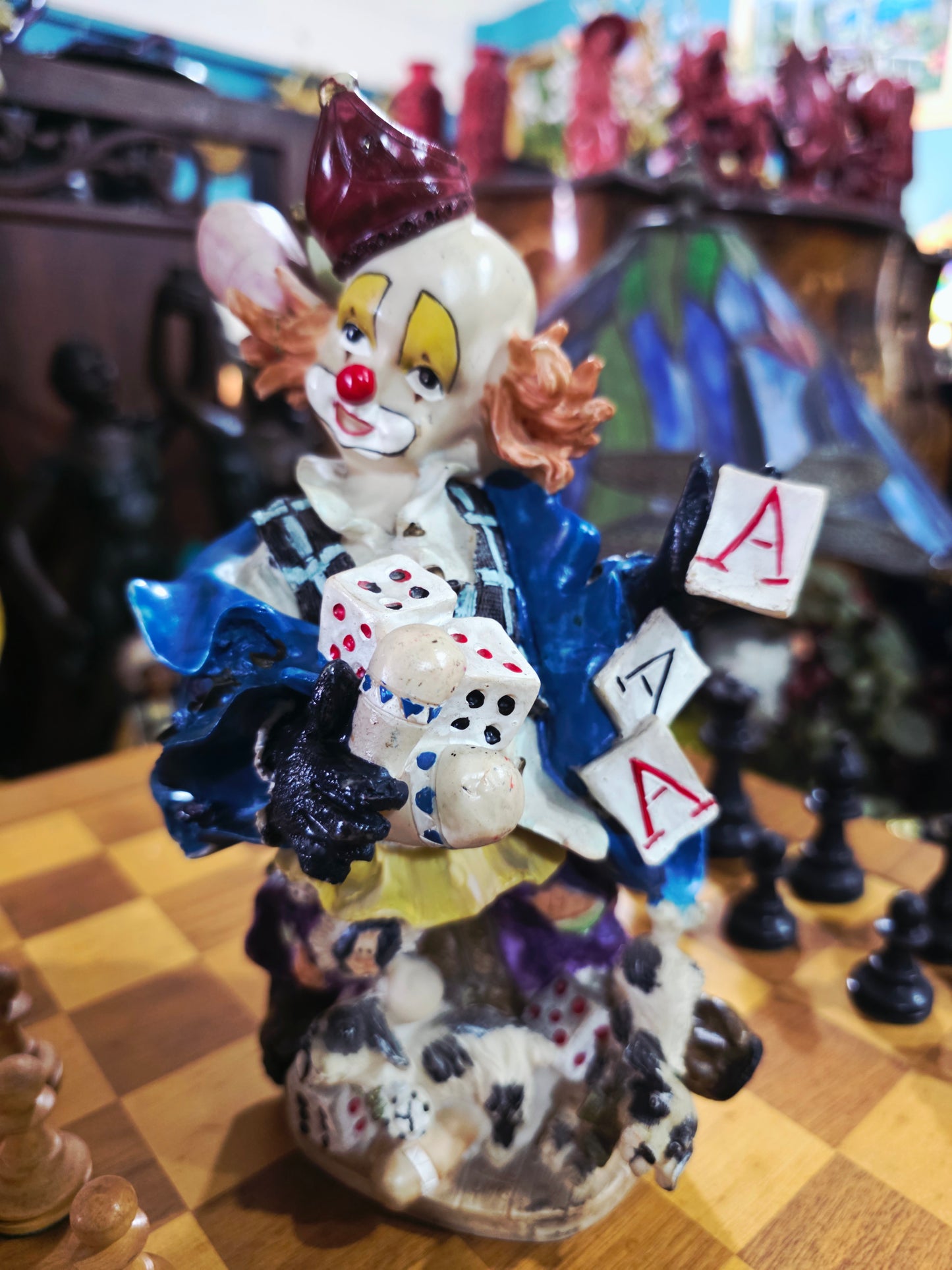Escultura de Payasito con Cartas y Dados en Cerámica Policromada 🎲🤡