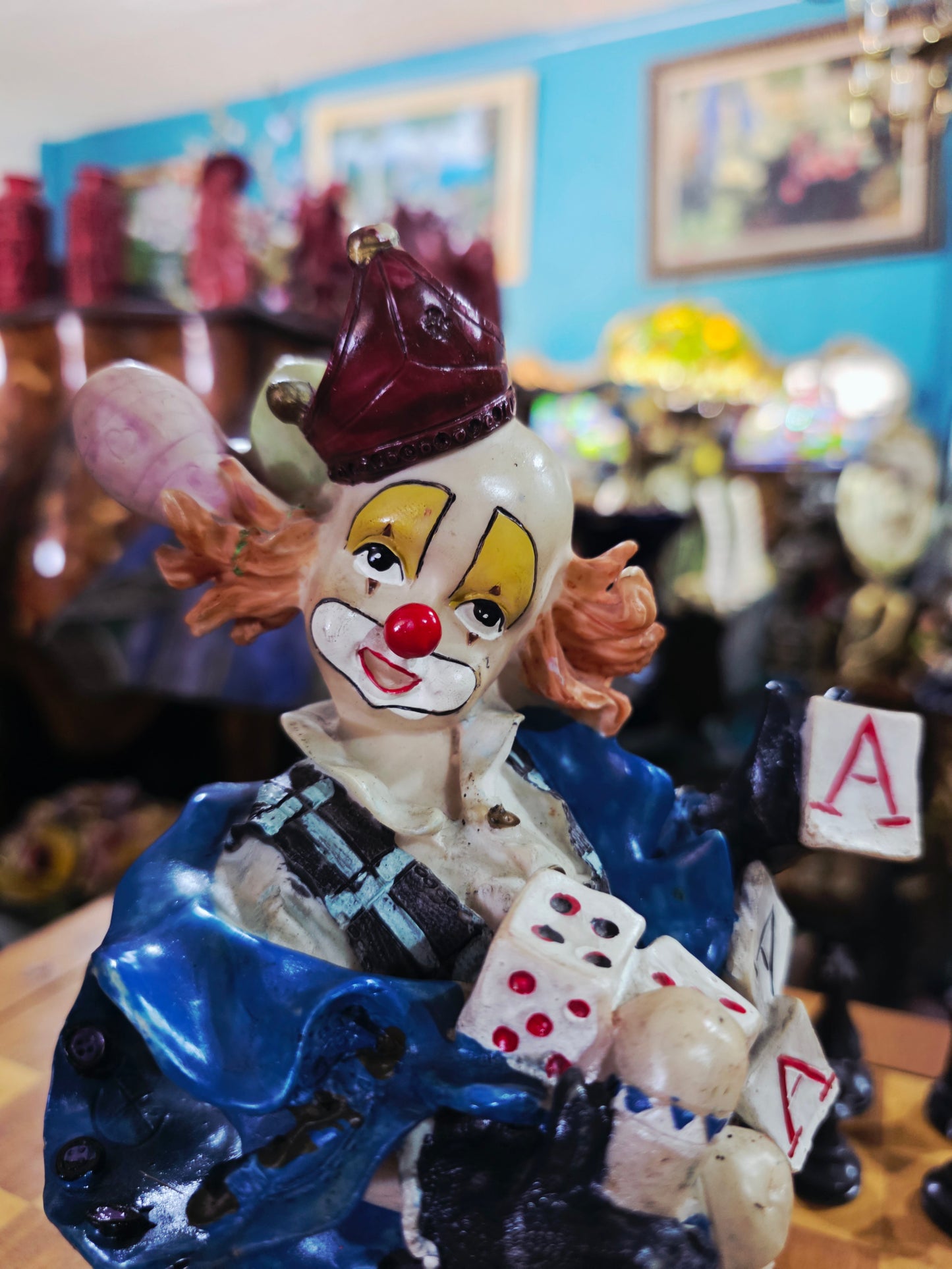 Escultura de Payasito con Cartas y Dados en Cerámica Policromada 🎲🤡