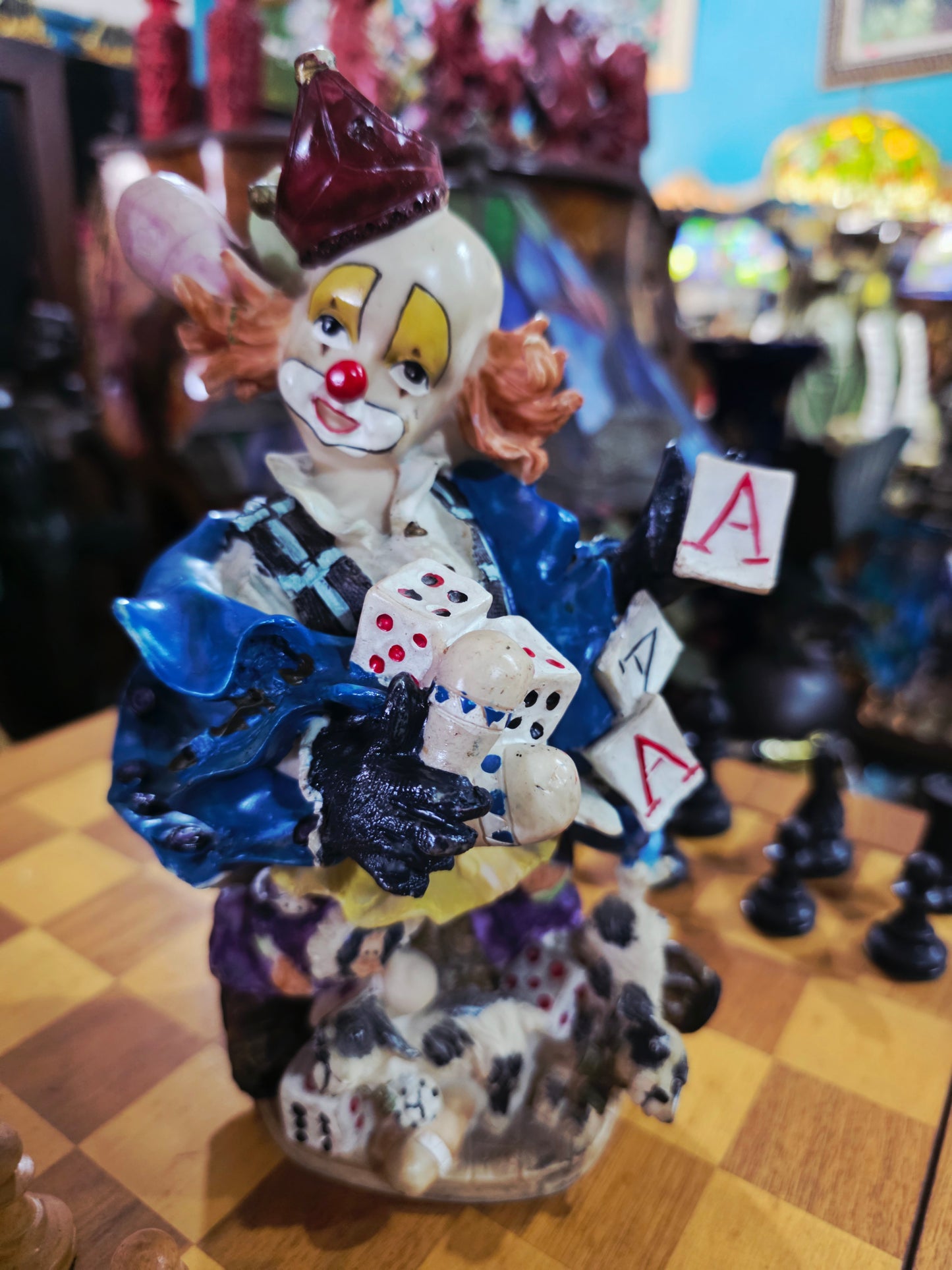 Escultura de Payasito con Cartas y Dados en Cerámica Policromada 🎲🤡
