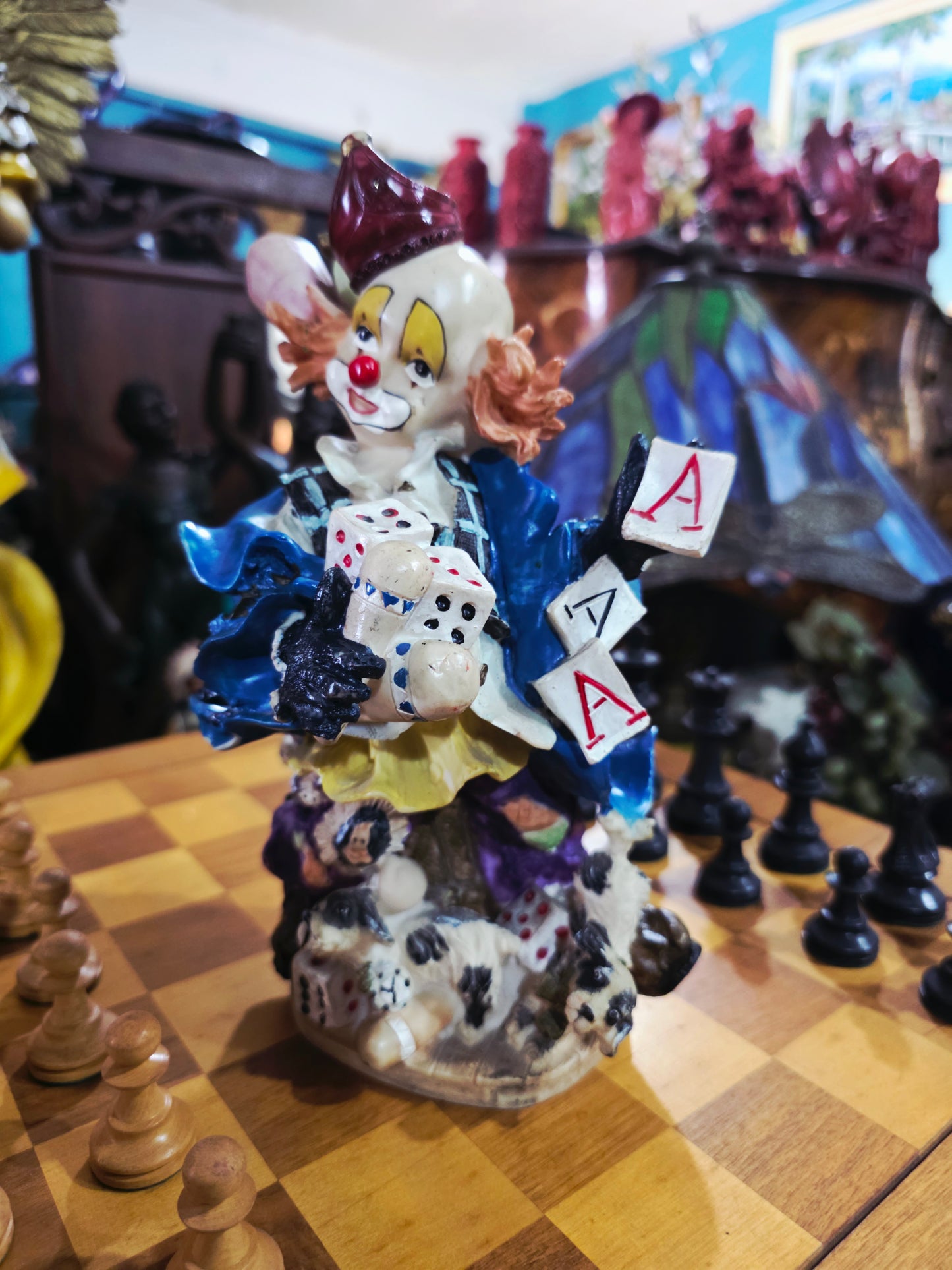 Escultura de Payasito con Cartas y Dados en Cerámica Policromada 🎲🤡