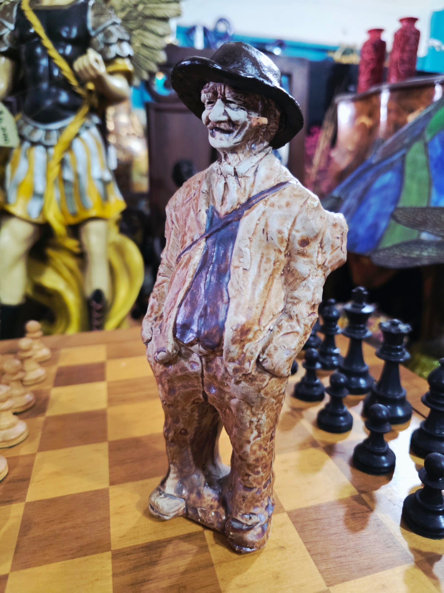 Escultura de Payasito con Pipa en Cerámica Policromada 🤡🚬