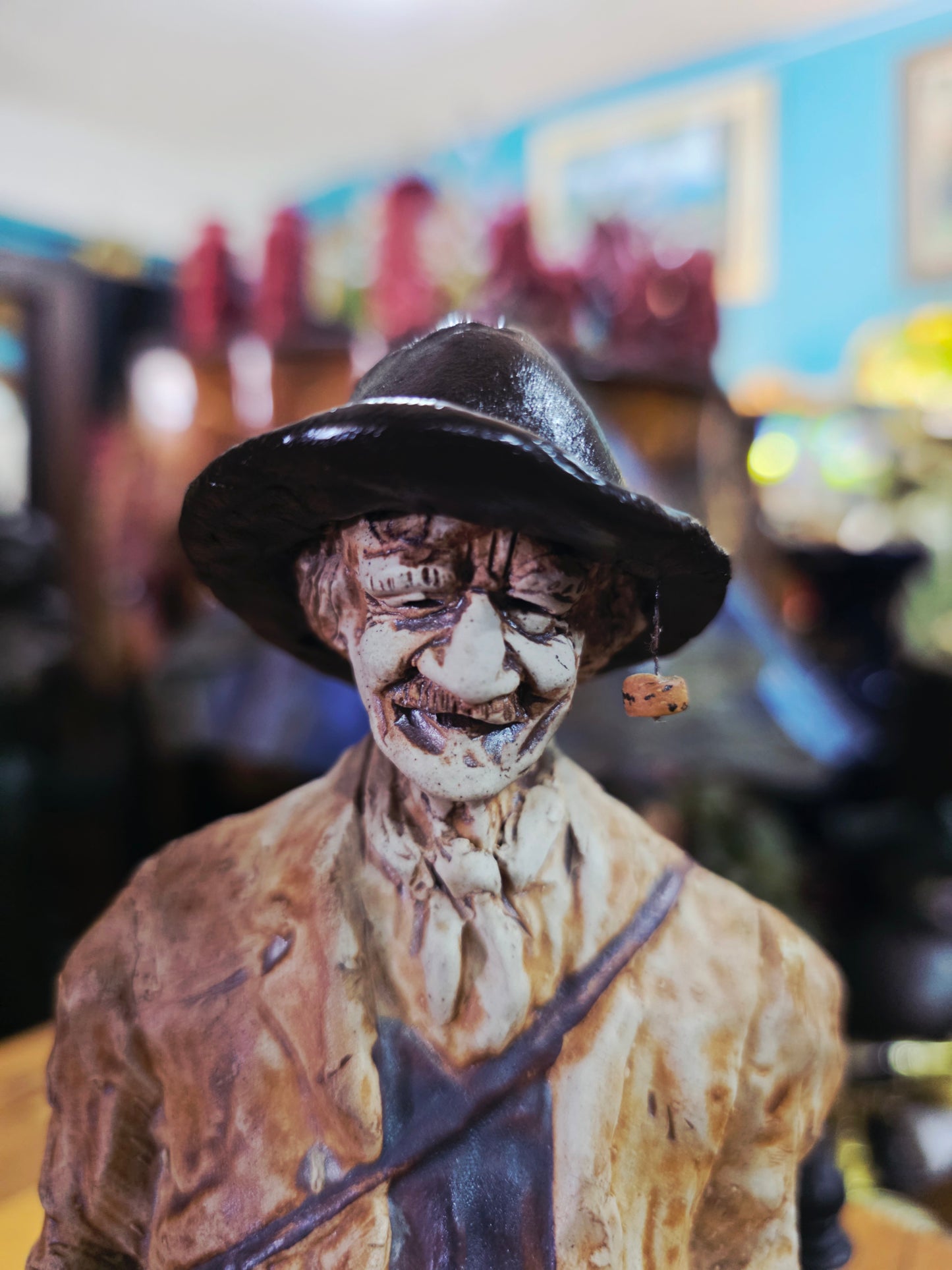 Escultura de Payasito con Pipa en Cerámica Policromada 🤡🚬
