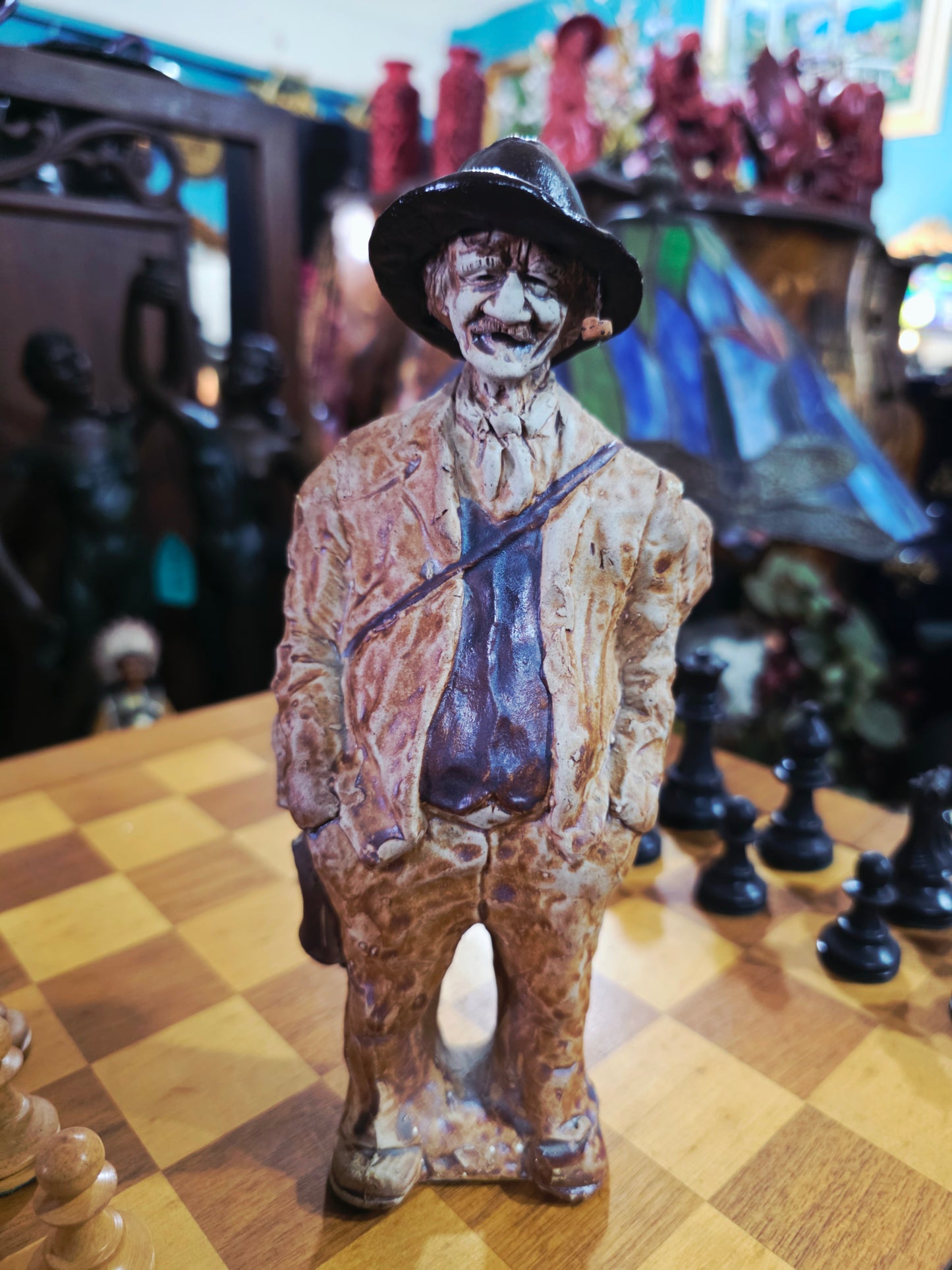 Escultura de Payasito con Pipa en Cerámica Policromada 🤡🚬