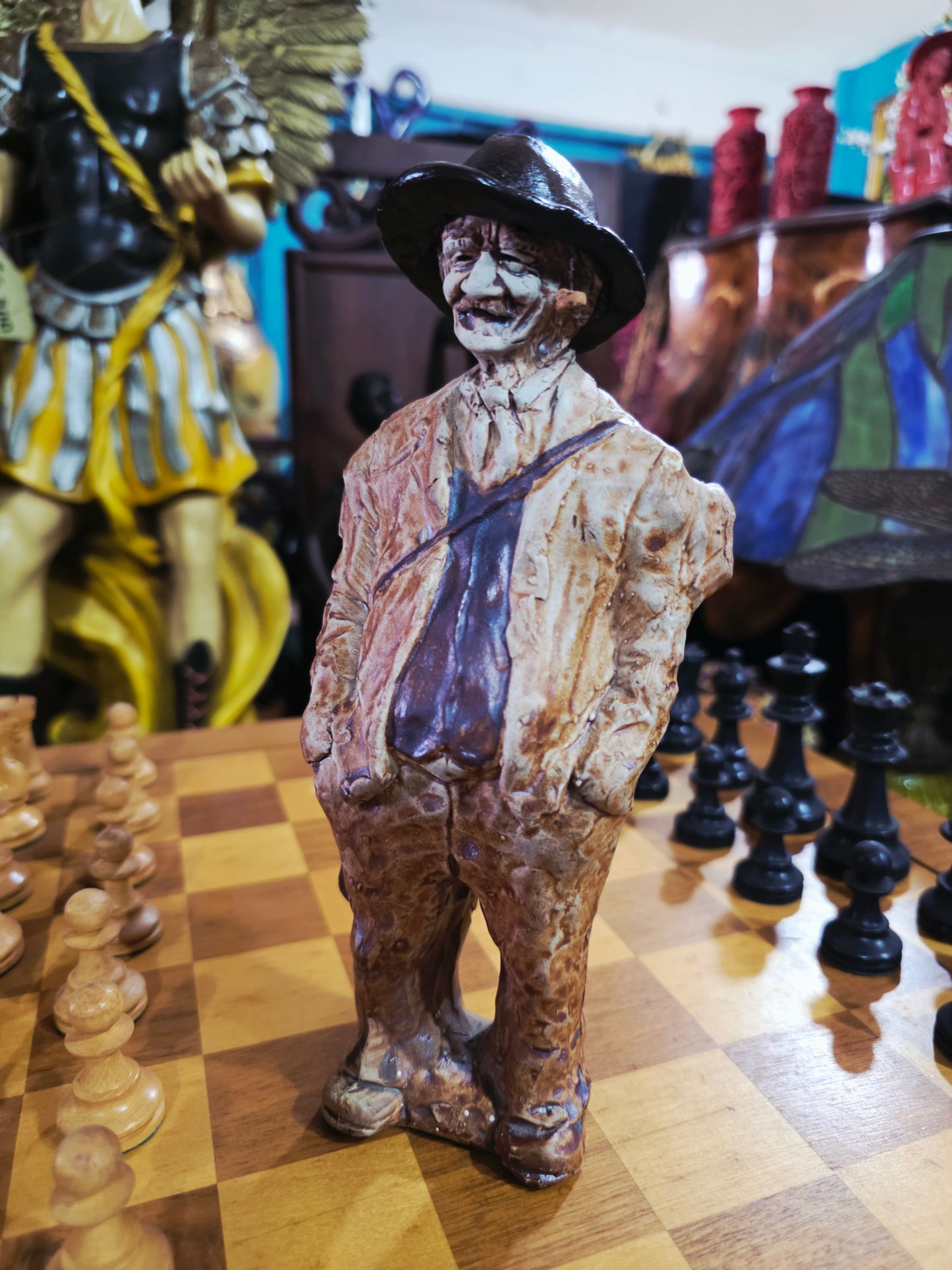 Escultura de Payasito con Pipa en Cerámica Policromada 🤡🚬