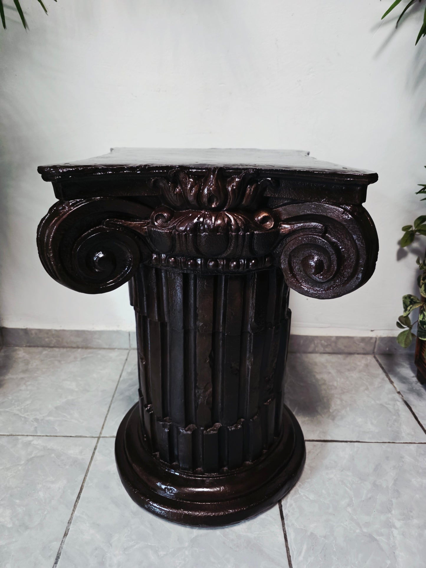 Fuente De Mujer, Niño y Tres Luces Florales sobre Pedestal Clasico – Pieza Monumental 🌿🏛️🪔