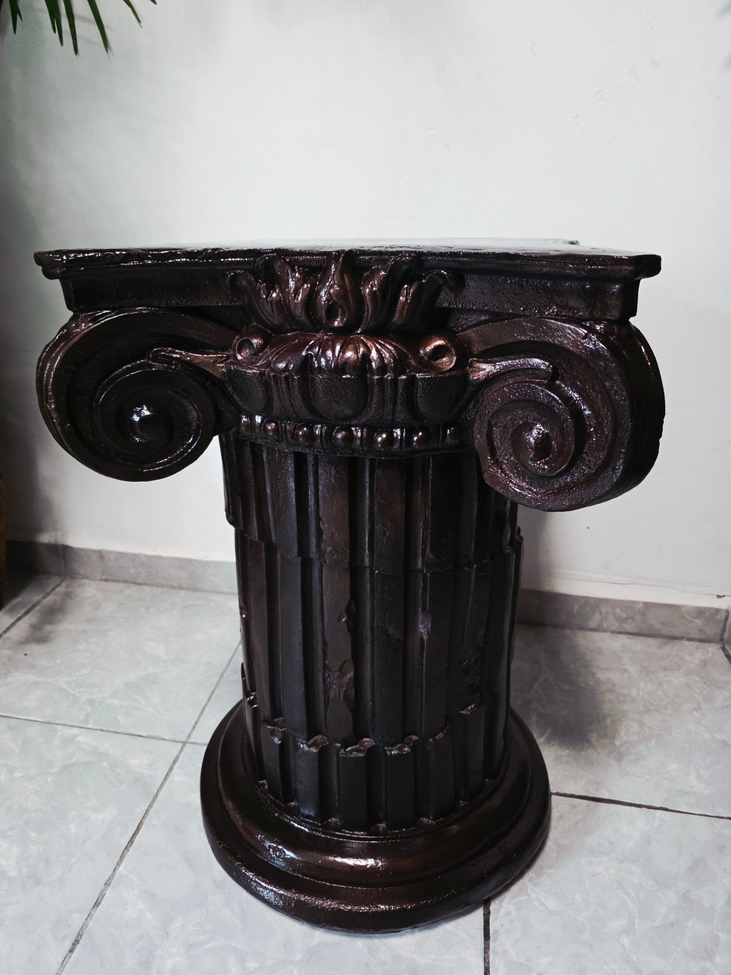 Fuente De Mujer, Niño y Tres Luces Florales sobre Pedestal Clasico – Pieza Monumental 🌿🏛️🪔