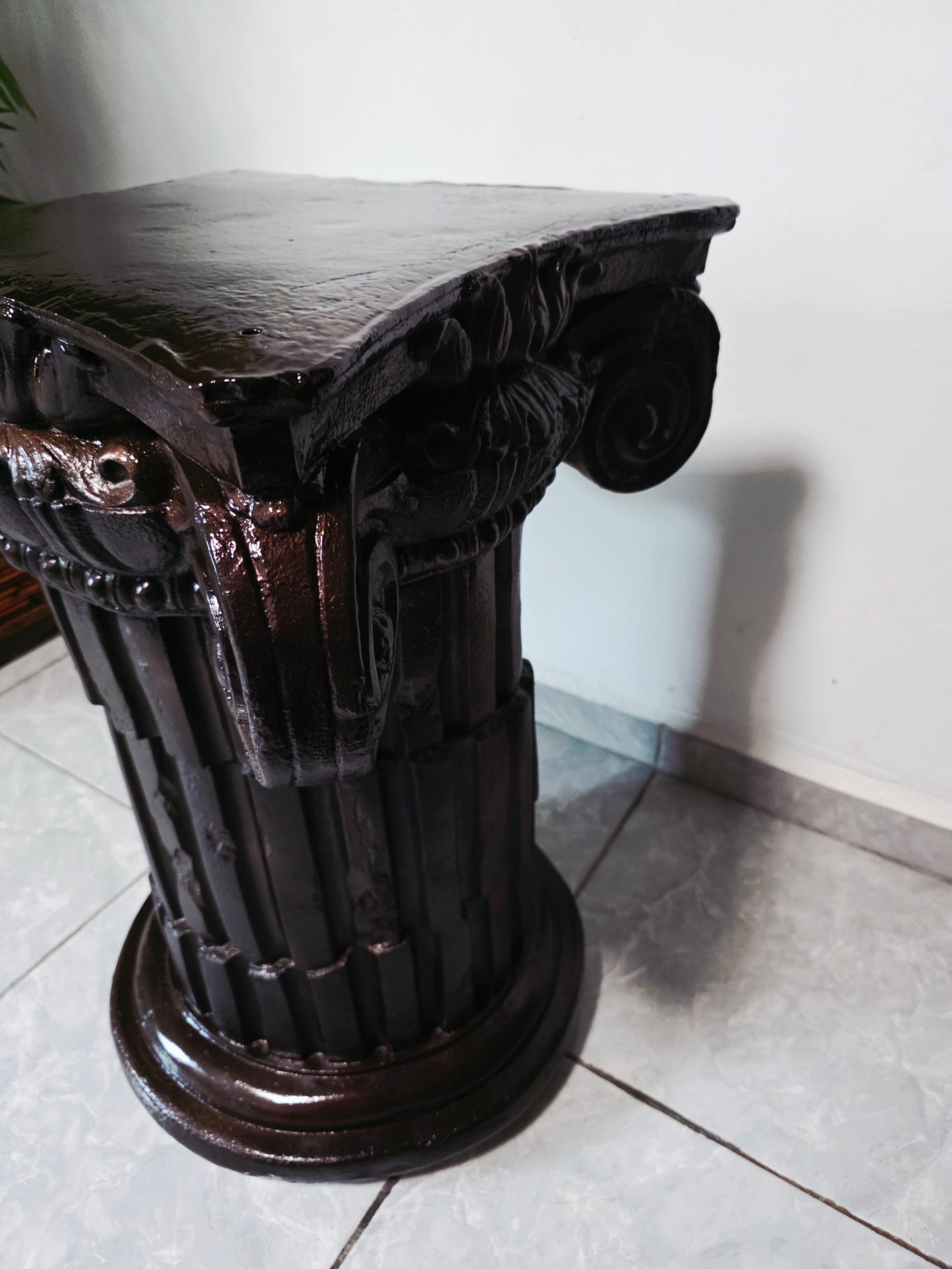 Fuente De Mujer, Niño y Tres Luces Florales sobre Pedestal Clasico – Pieza Monumental 🌿🏛️🪔