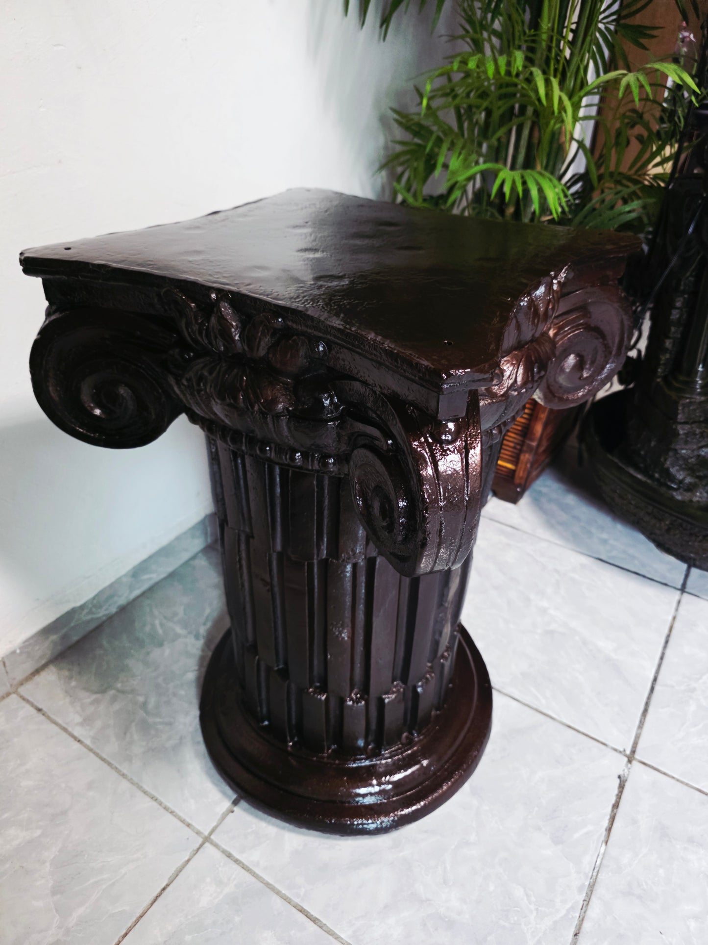Fuente De Mujer, Niño y Tres Luces Florales sobre Pedestal Clasico – Pieza Monumental 🌿🏛️🪔