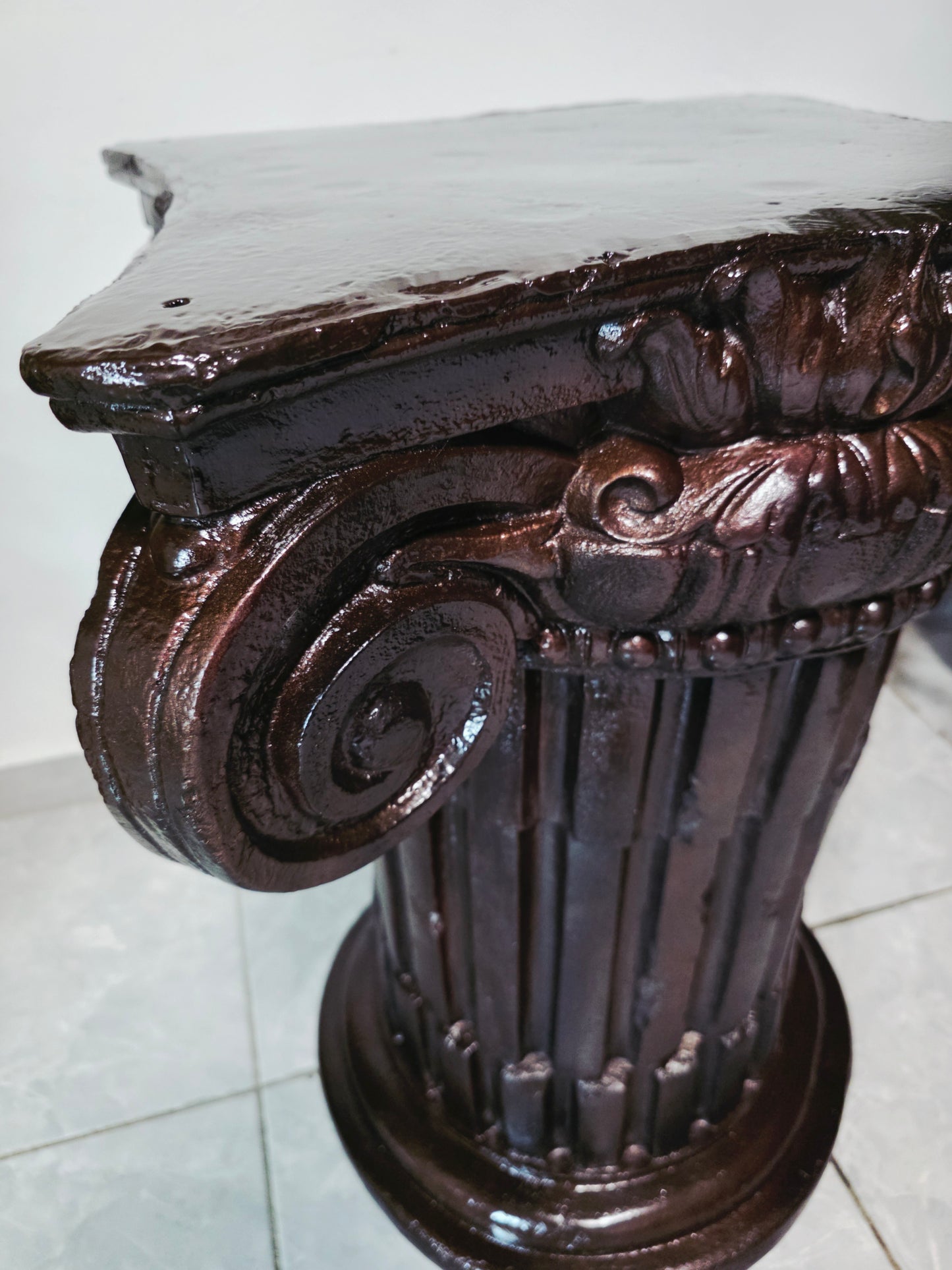 Fuente De Mujer, Niño y Tres Luces Florales sobre Pedestal Clasico – Pieza Monumental 🌿🏛️🪔