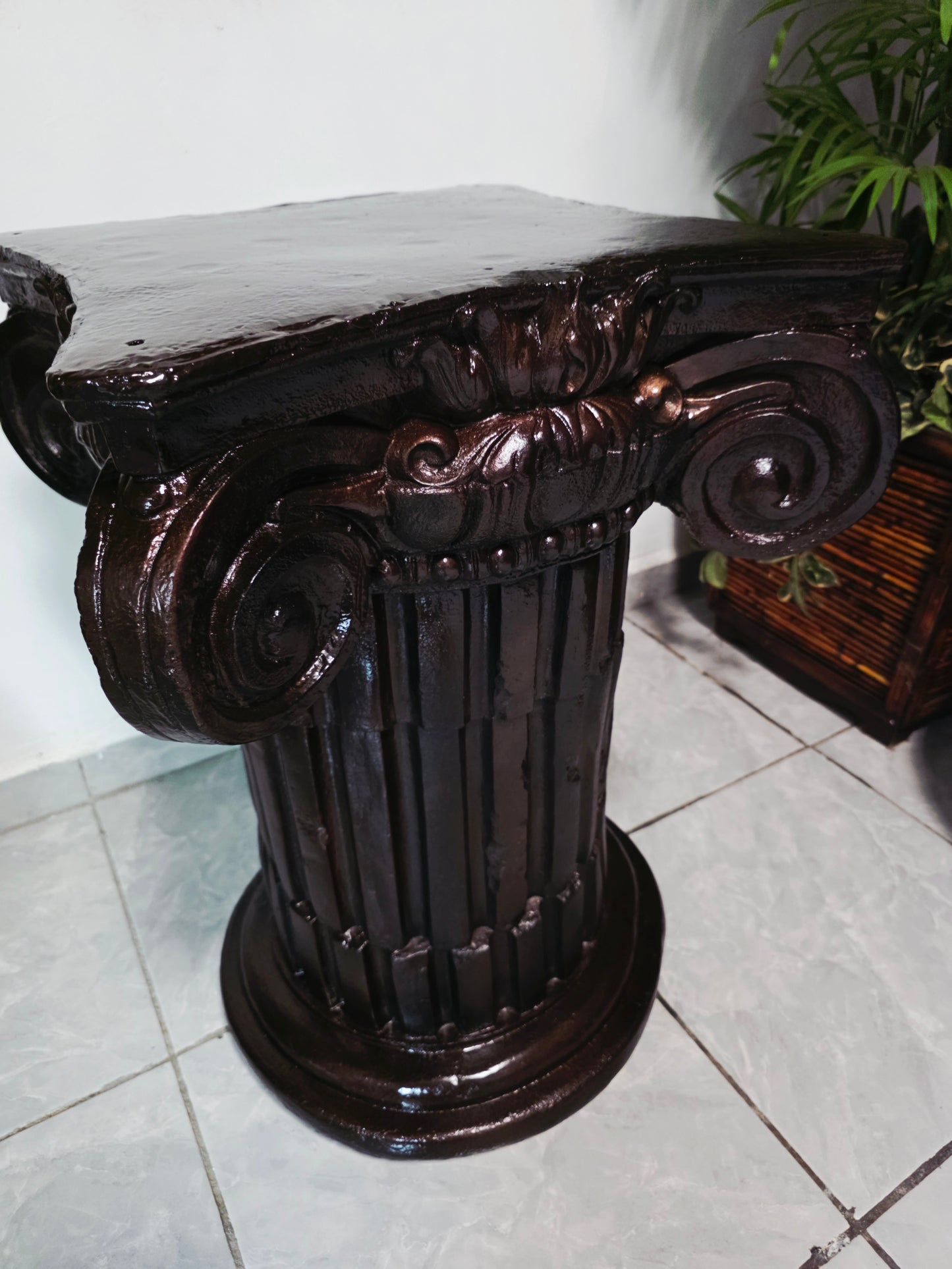 Fuente De Mujer, Niño y Tres Luces Florales sobre Pedestal Clasico – Pieza Monumental 🌿🏛️🪔