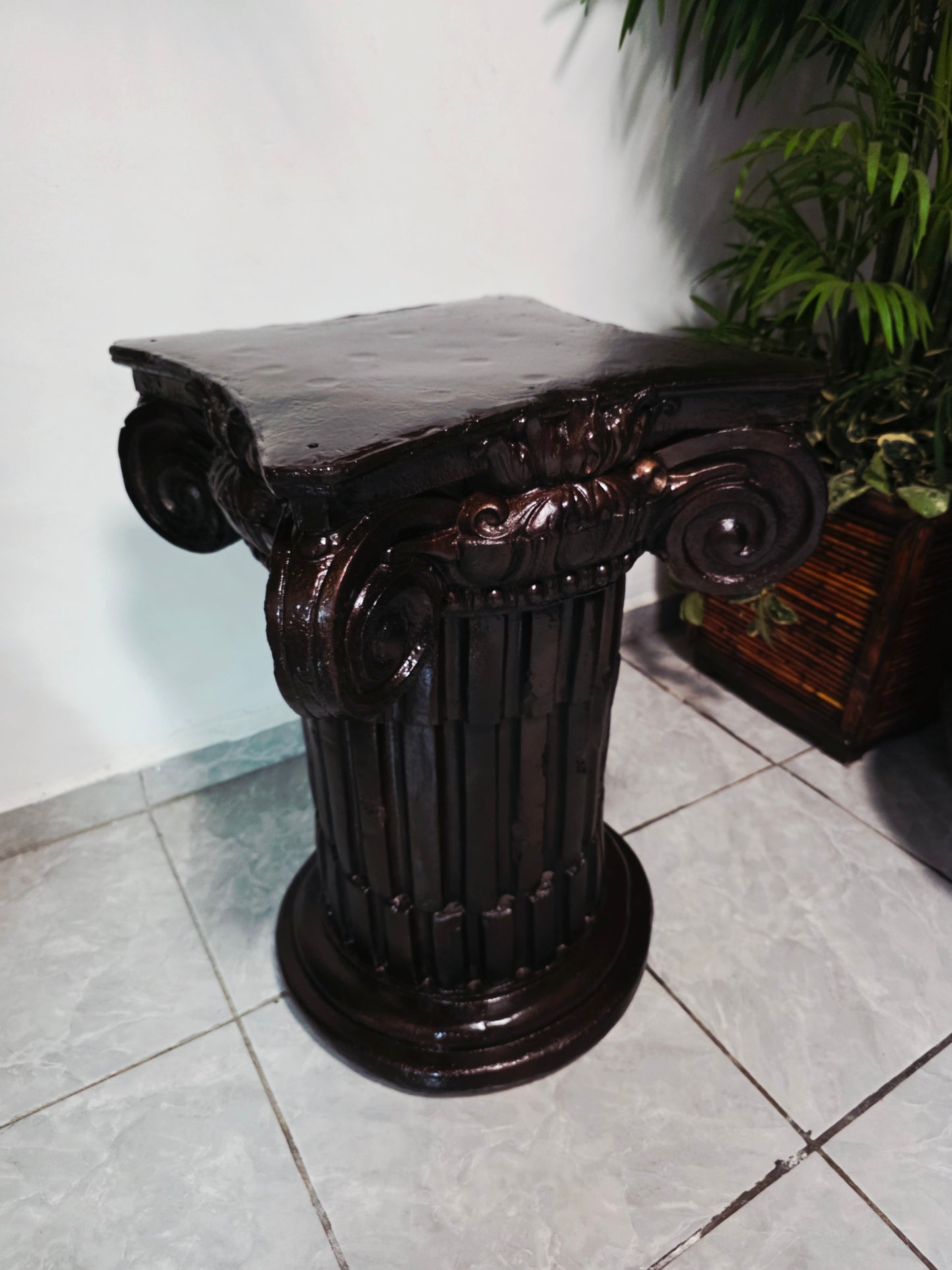 Fuente De Mujer, Niño y Tres Luces Florales sobre Pedestal Clasico – Pieza Monumental 🌿🏛️🪔