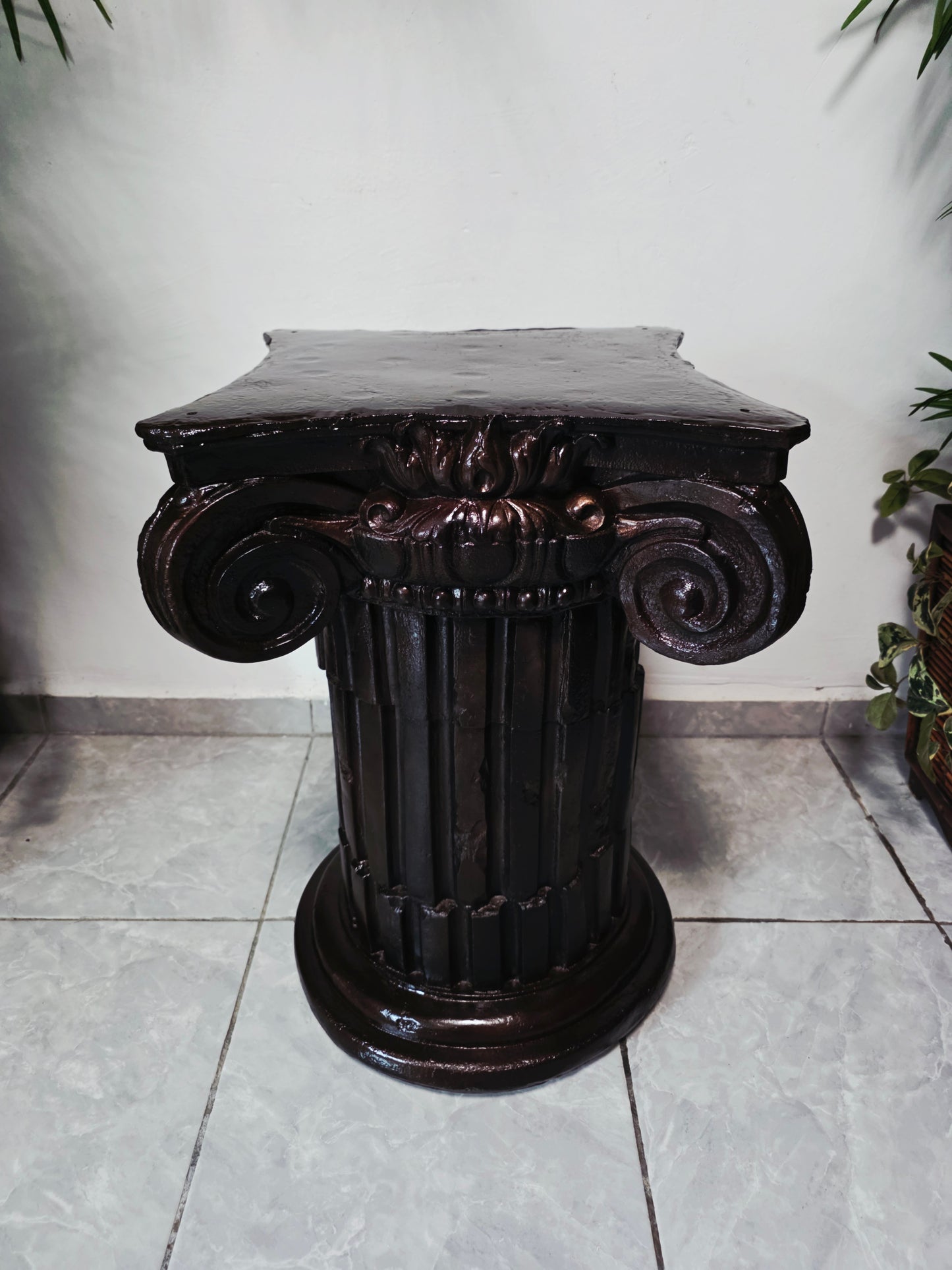 Fuente De Mujer, Niño y Tres Luces Florales sobre Pedestal Clasico – Pieza Monumental 🌿🏛️🪔