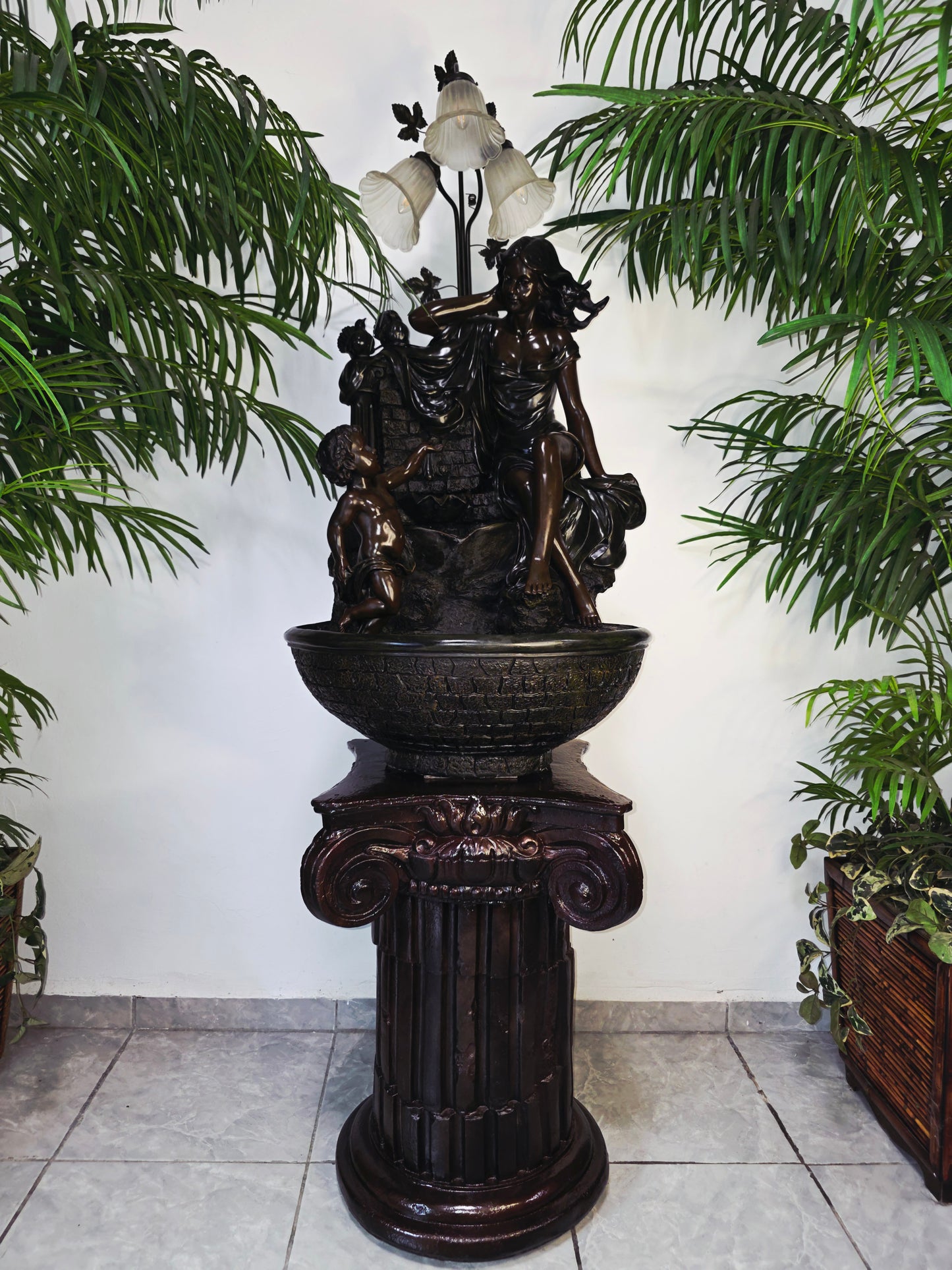 Fuente De Mujer, Niño y Tres Luces Florales sobre Pedestal Clasico – Pieza Monumental 🌿🏛️🪔
