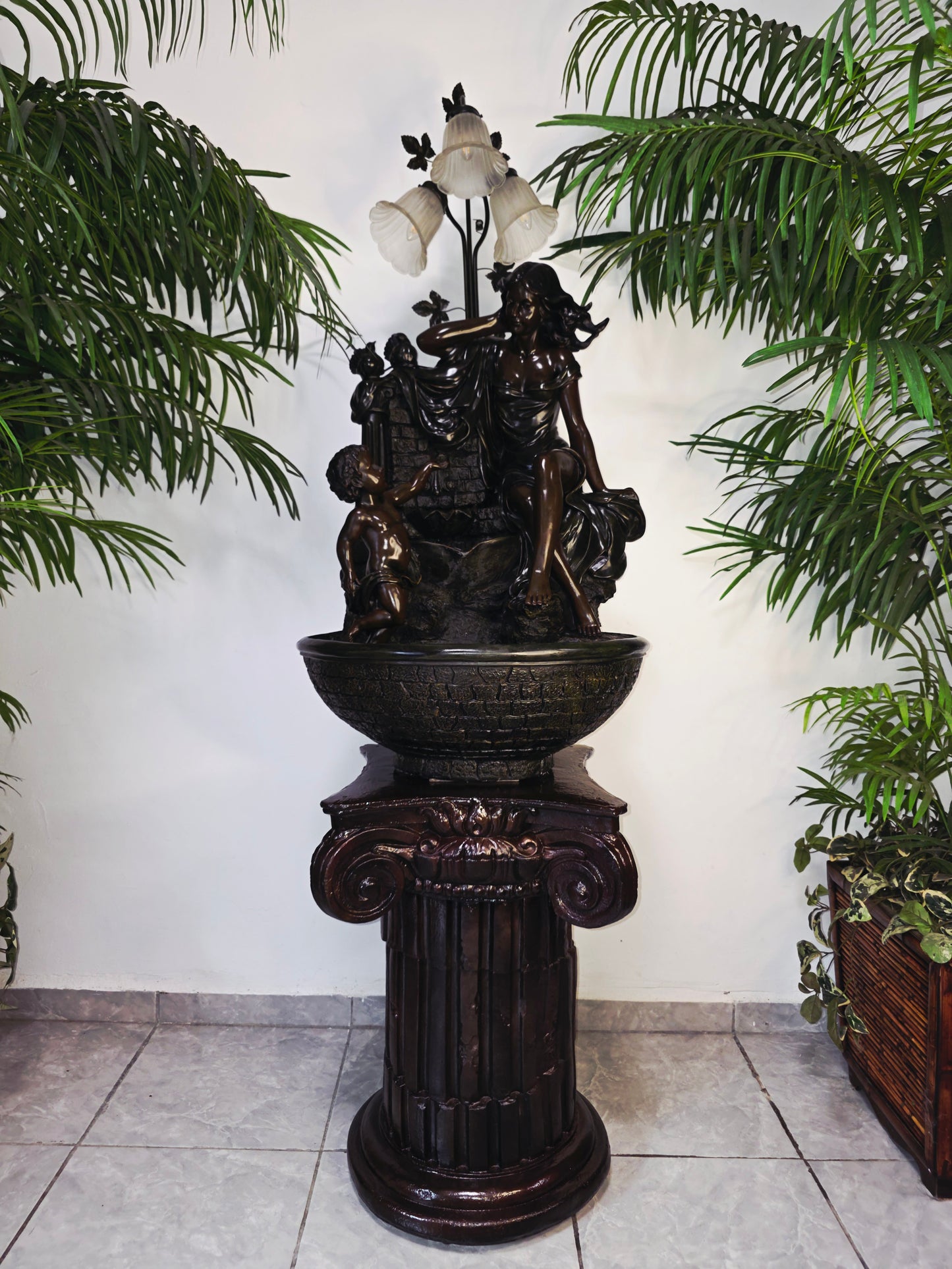 Fuente De Mujer, Niño y Tres Luces Florales sobre Pedestal Clasico – Pieza Monumental 🌿🏛️🪔