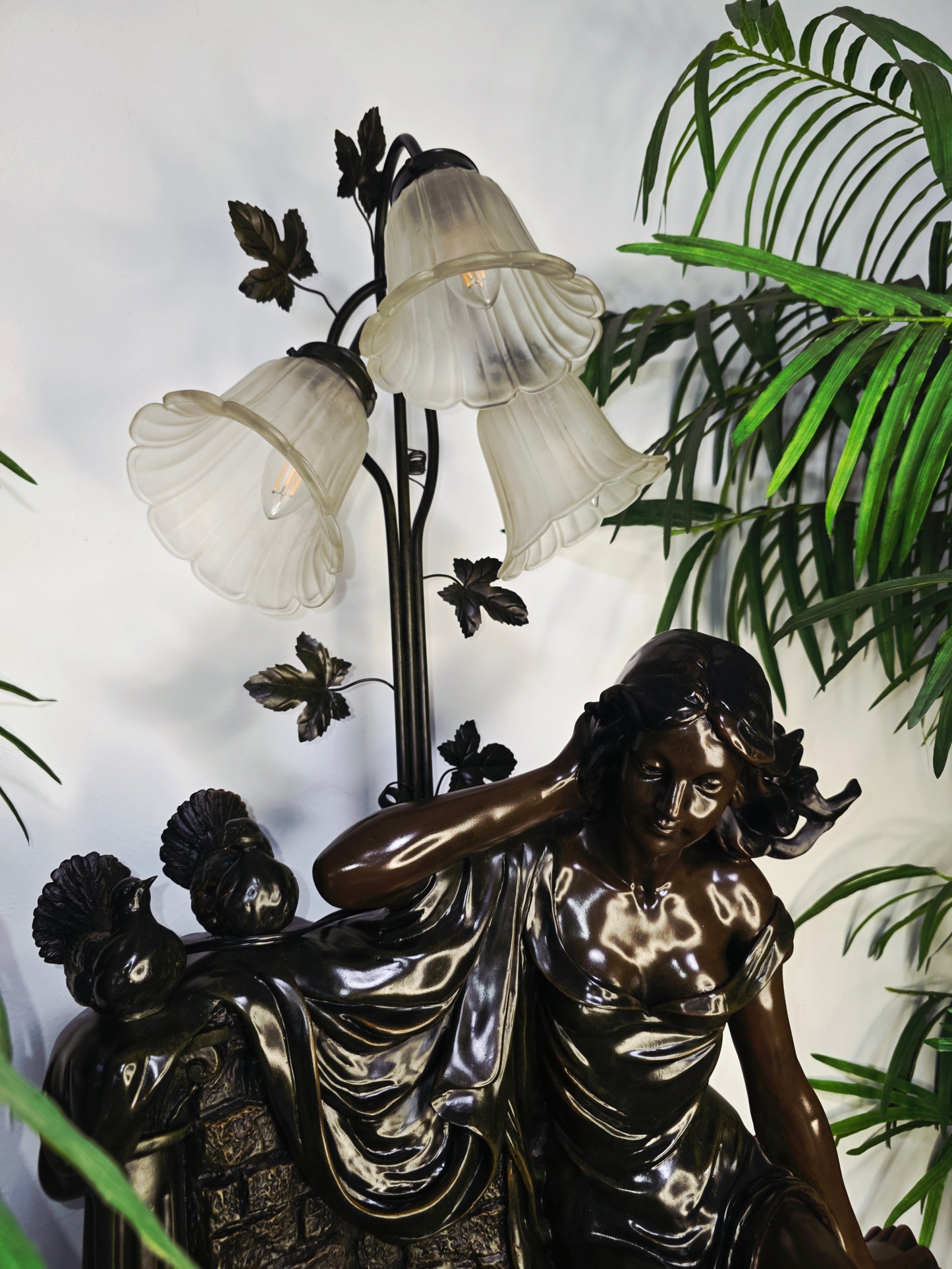 Fuente De Mujer, Niño y Tres Luces Florales sobre Pedestal Clasico – Pieza Monumental 🌿🏛️🪔