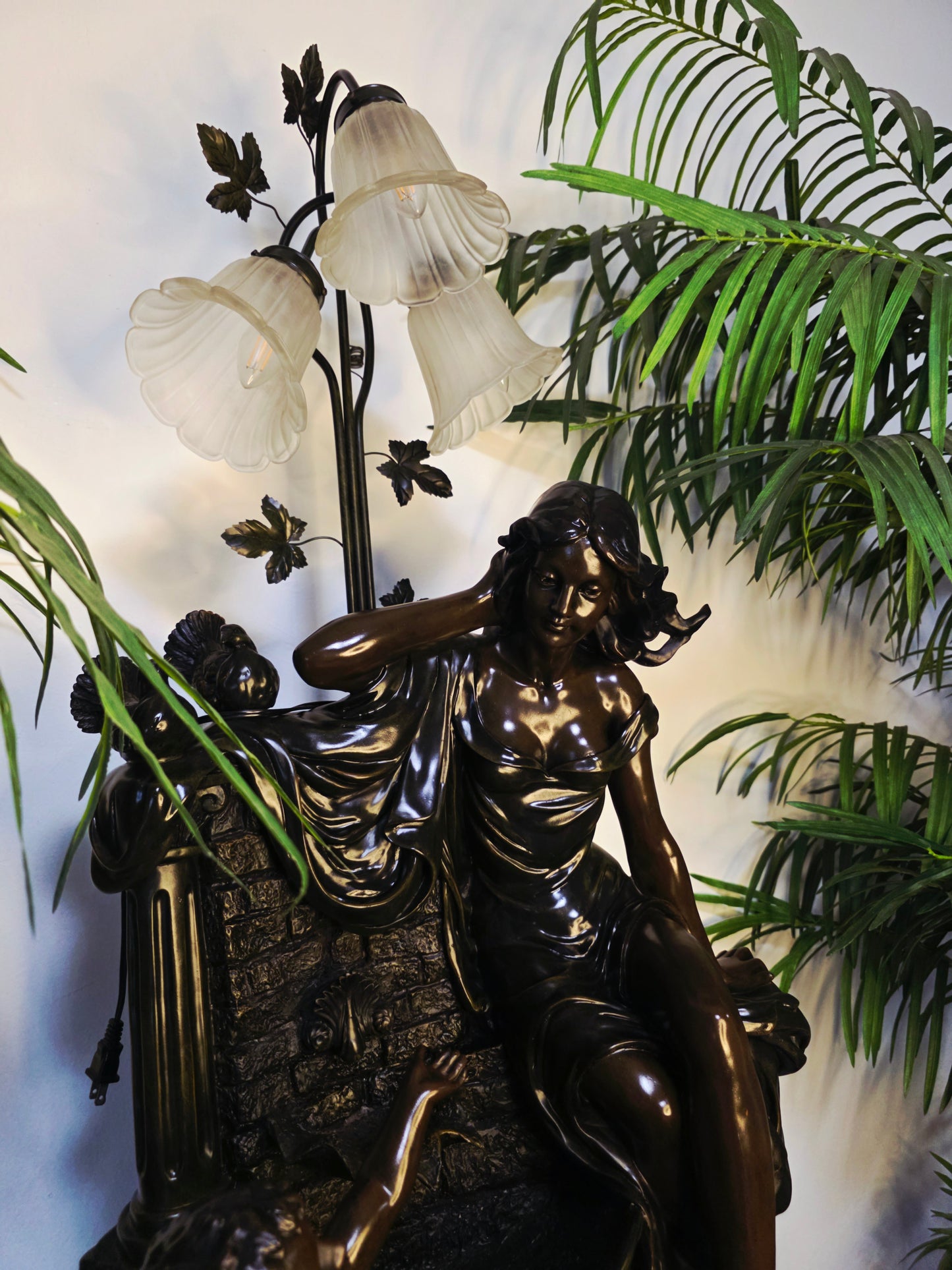 Fuente De Mujer, Niño y Tres Luces Florales sobre Pedestal Clasico – Pieza Monumental 🌿🏛️🪔