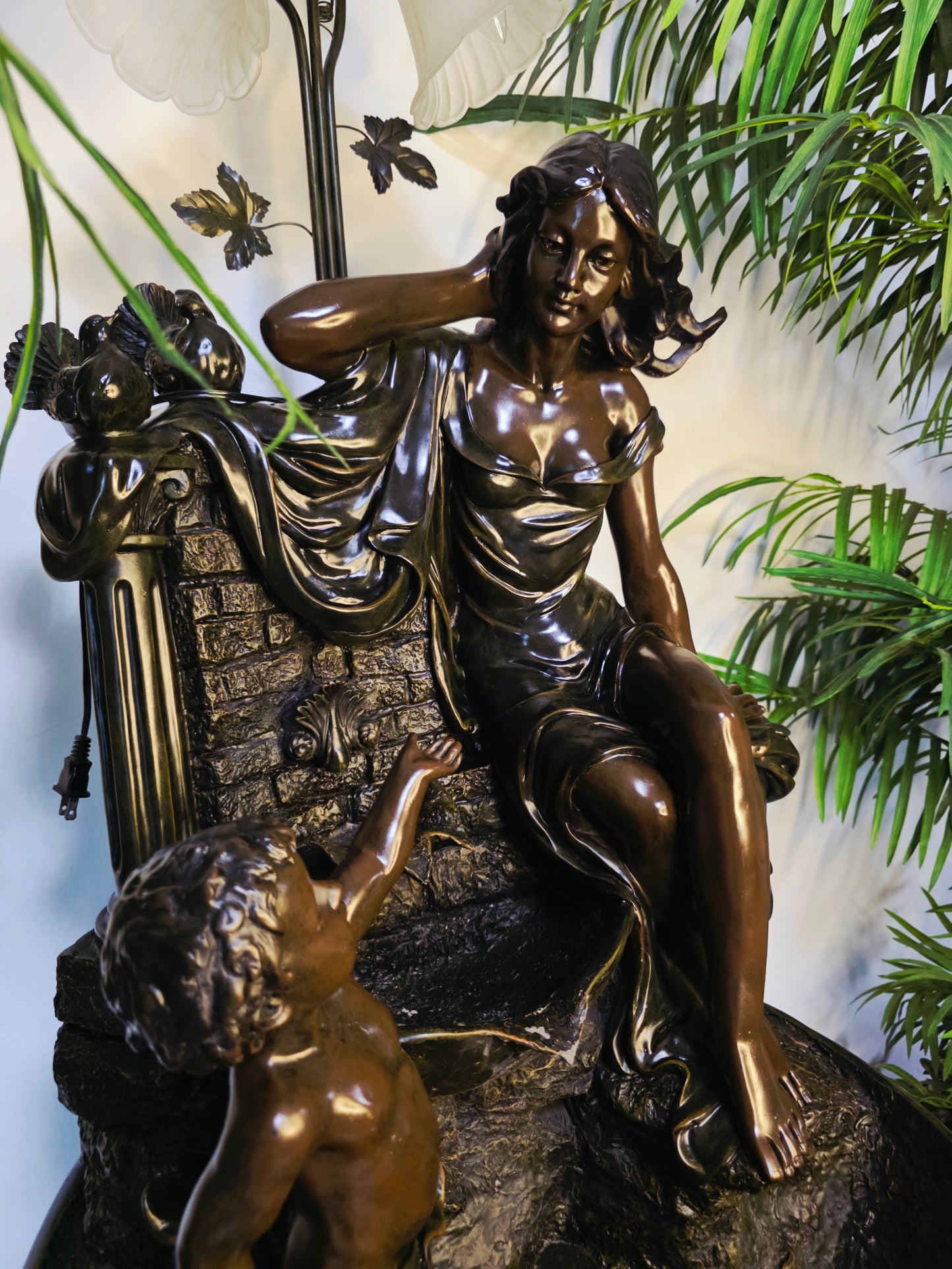Fuente De Mujer, Niño y Tres Luces Florales sobre Pedestal Clasico – Pieza Monumental 🌿🏛️🪔