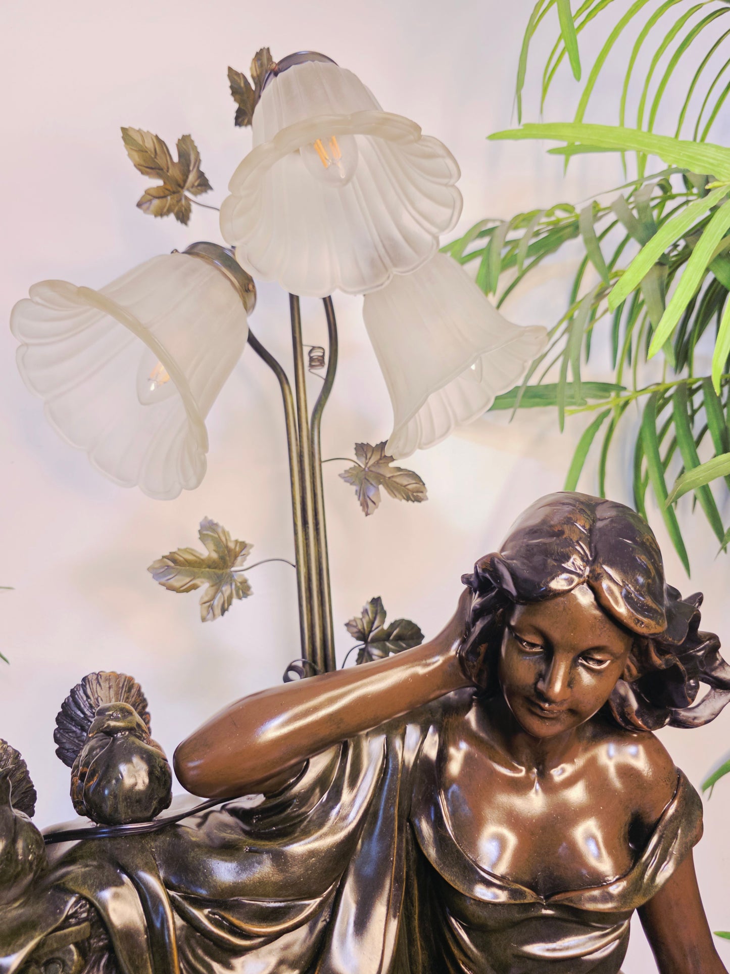 Fuente De Mujer, Niño y Tres Luces Florales sobre Pedestal Clasico – Pieza Monumental 🌿🏛️🪔