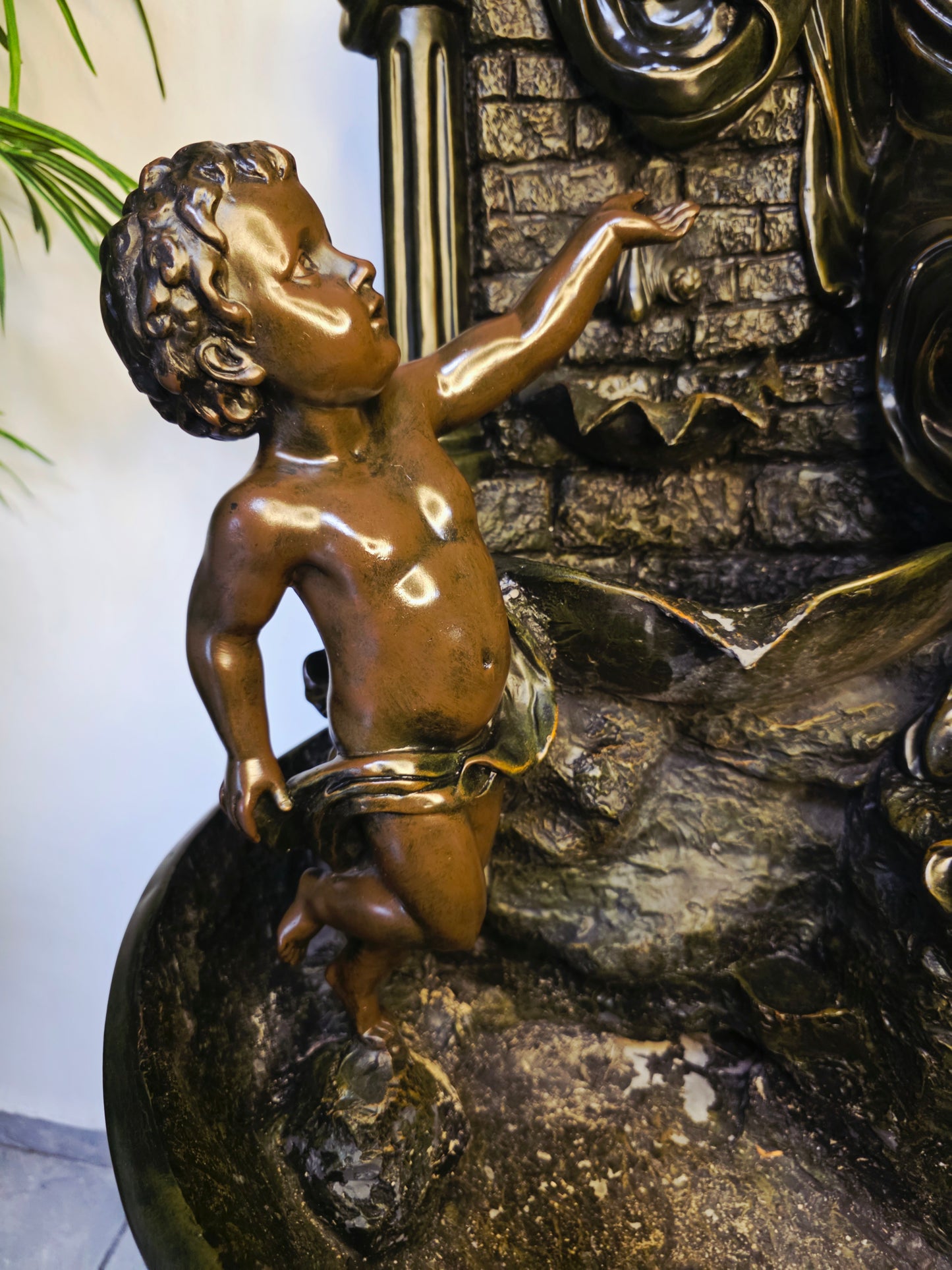 Fuente De Mujer, Niño y Tres Luces Florales sobre Pedestal Clasico – Pieza Monumental 🌿🏛️🪔