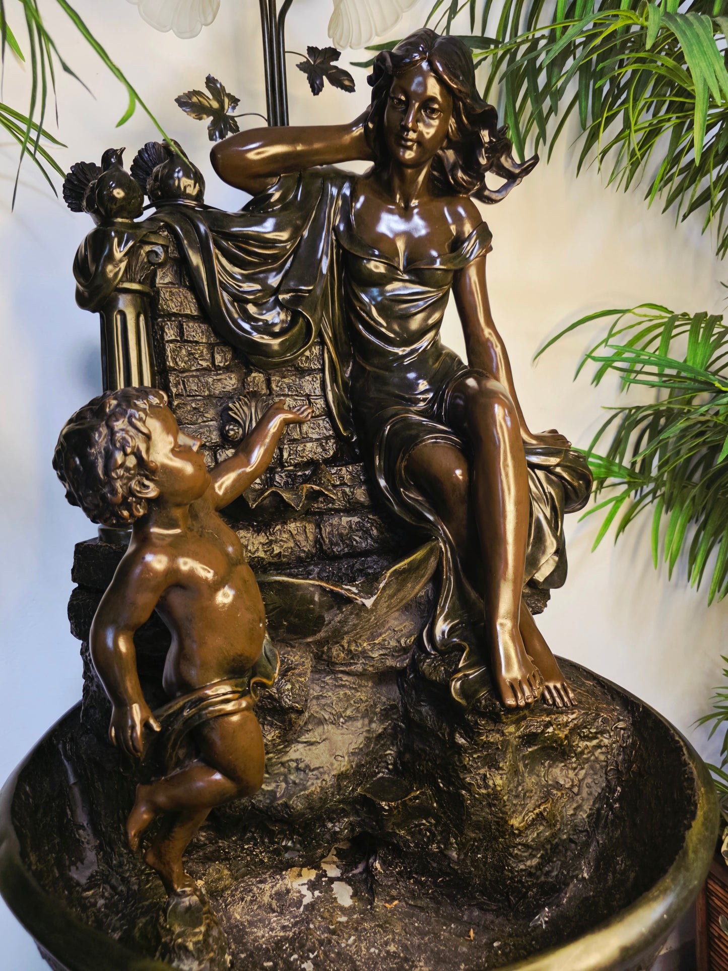 Fuente De Mujer, Niño y Tres Luces Florales sobre Pedestal Clasico – Pieza Monumental 🌿🏛️🪔