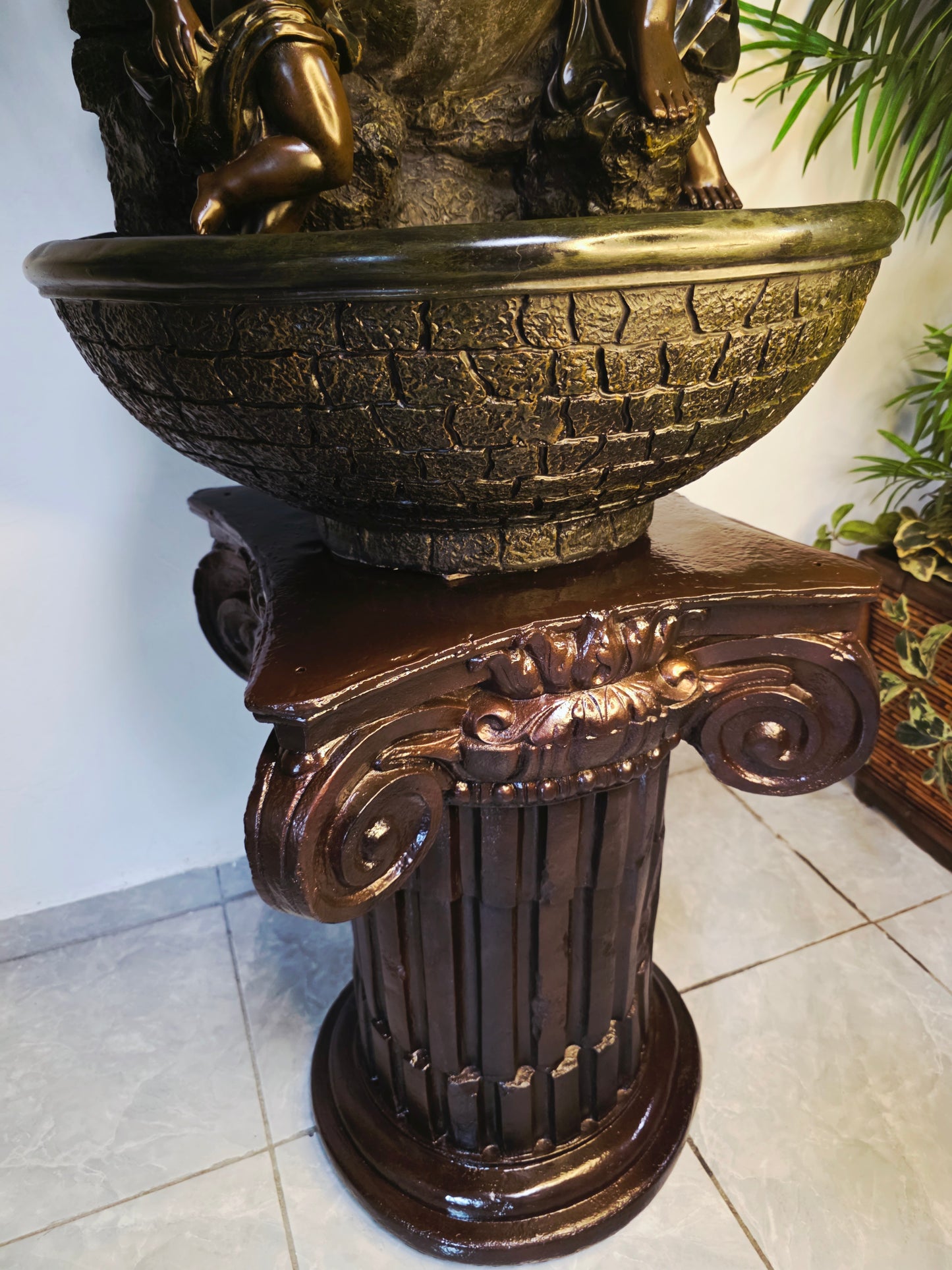 Fuente De Mujer, Niño y Tres Luces Florales sobre Pedestal Clasico – Pieza Monumental 🌿🏛️🪔