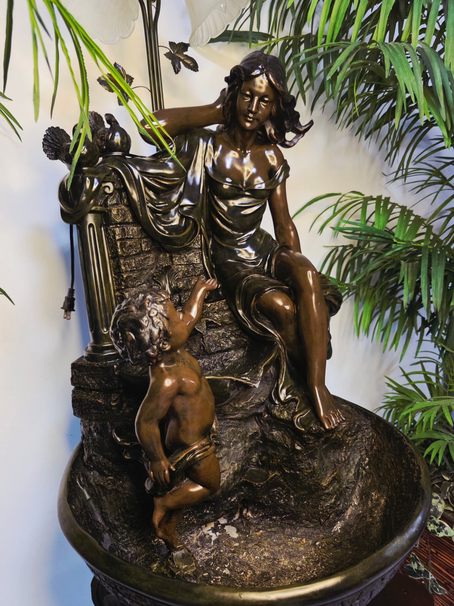 Fuente De Mujer, Niño y Tres Luces Florales sobre Pedestal Clasico – Pieza Monumental 🌿🏛️🪔