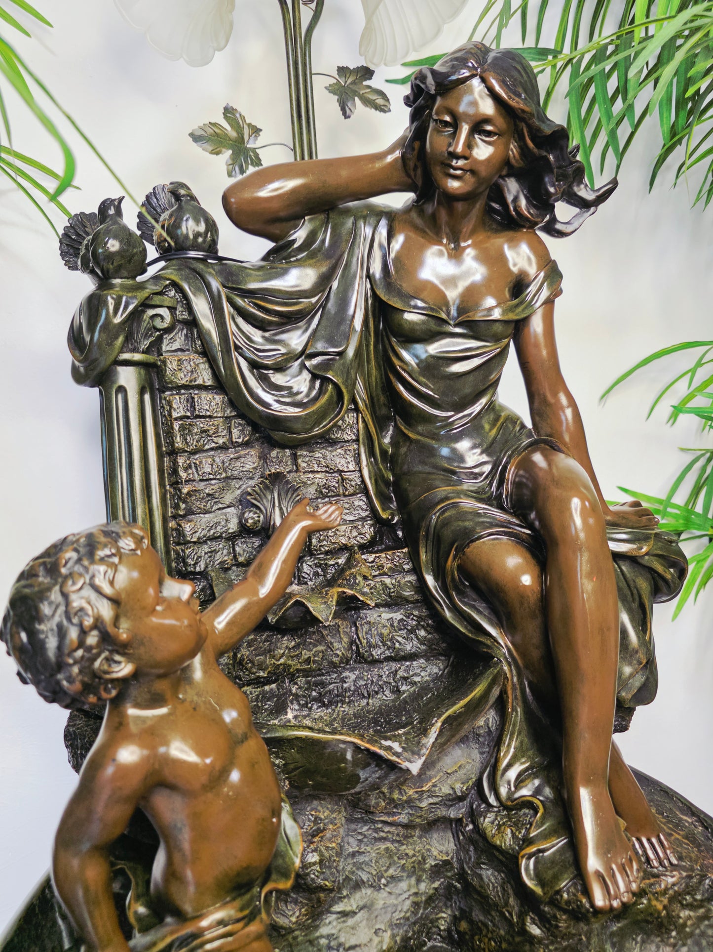Fuente De Mujer, Niño y Tres Luces Florales sobre Pedestal Clasico – Pieza Monumental 🌿🏛️🪔
