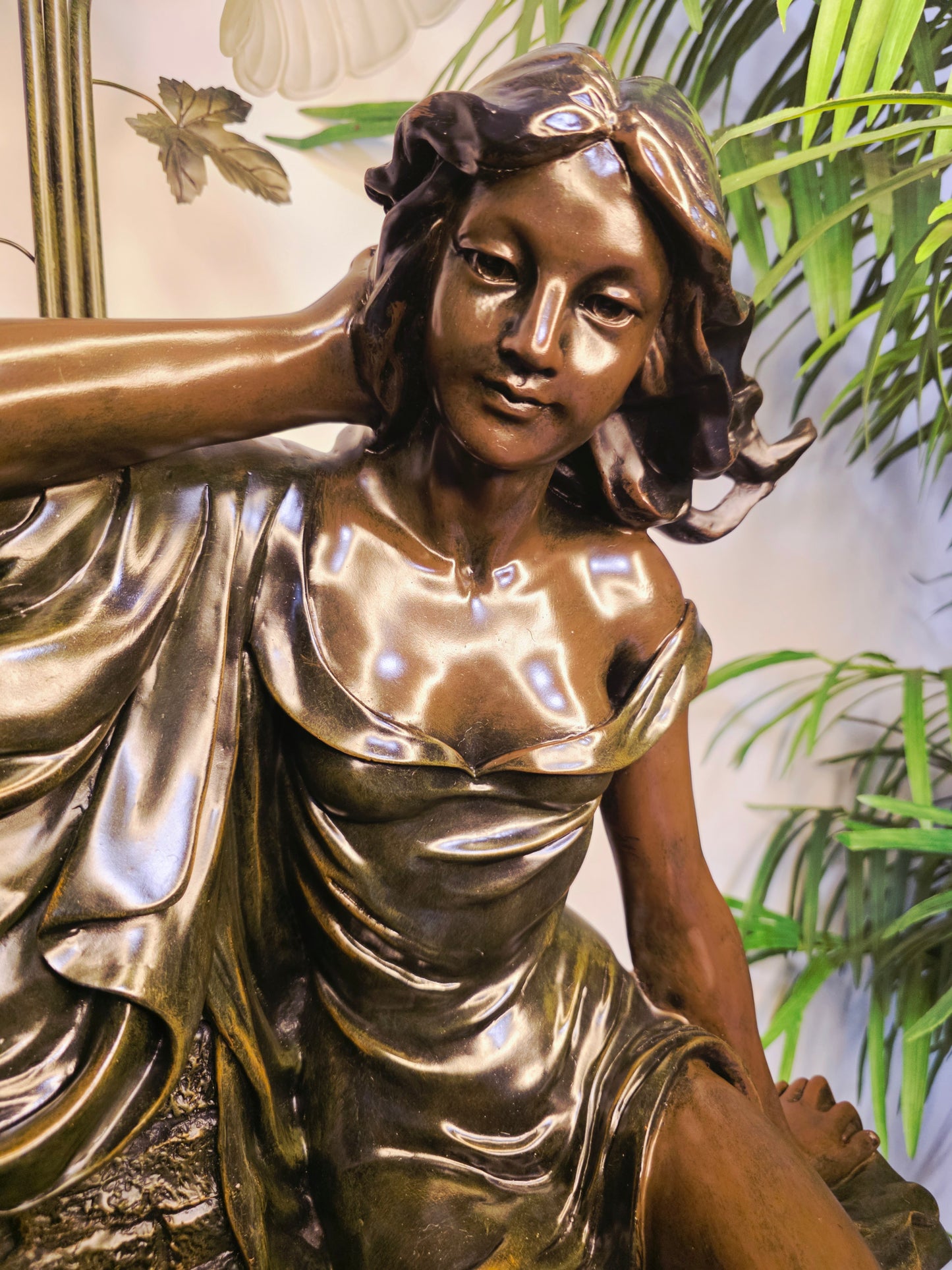 Fuente De Mujer, Niño y Tres Luces Florales sobre Pedestal Clasico – Pieza Monumental 🌿🏛️🪔