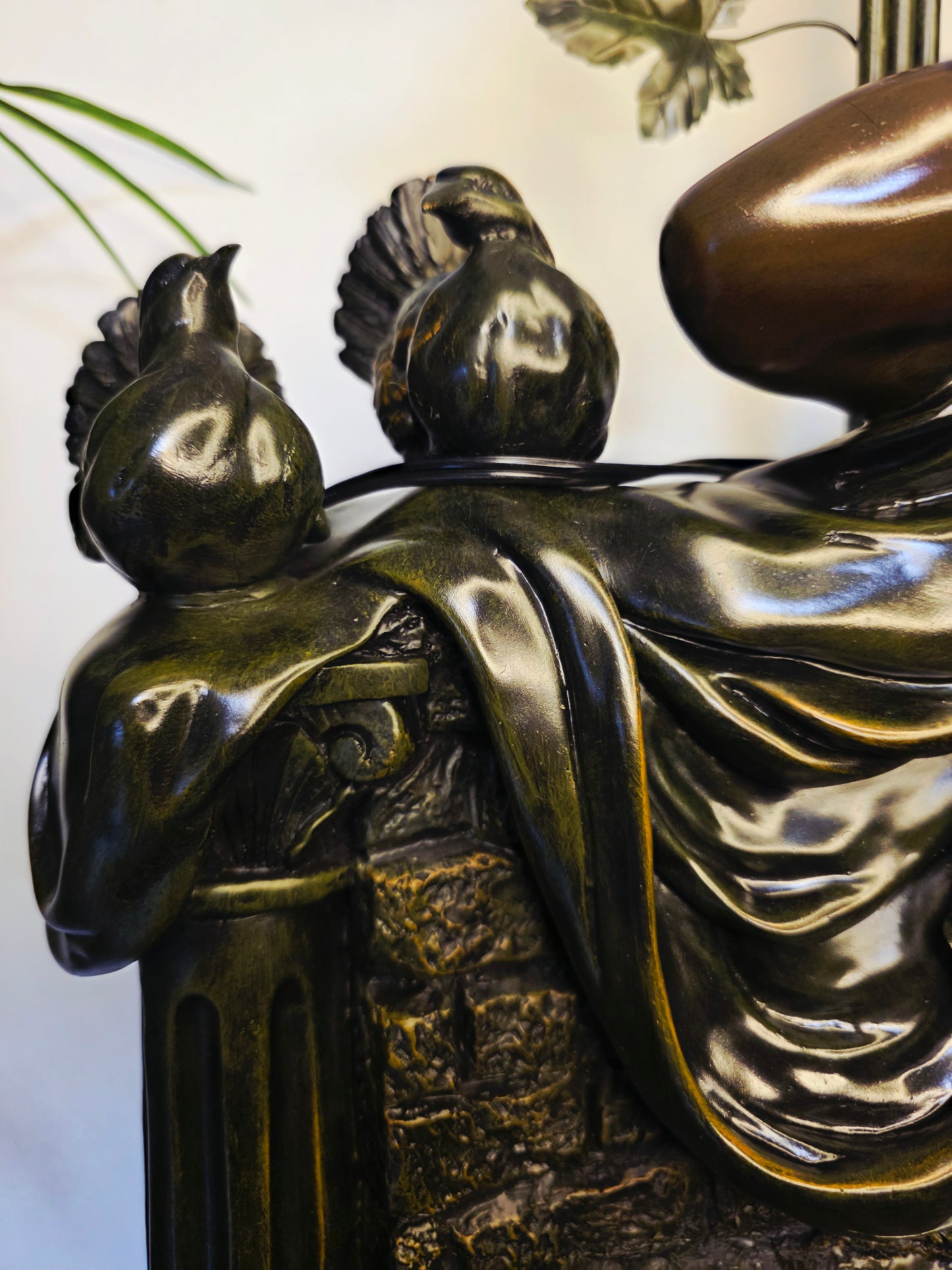 Fuente De Mujer, Niño y Tres Luces Florales sobre Pedestal Clasico – Pieza Monumental 🌿🏛️🪔