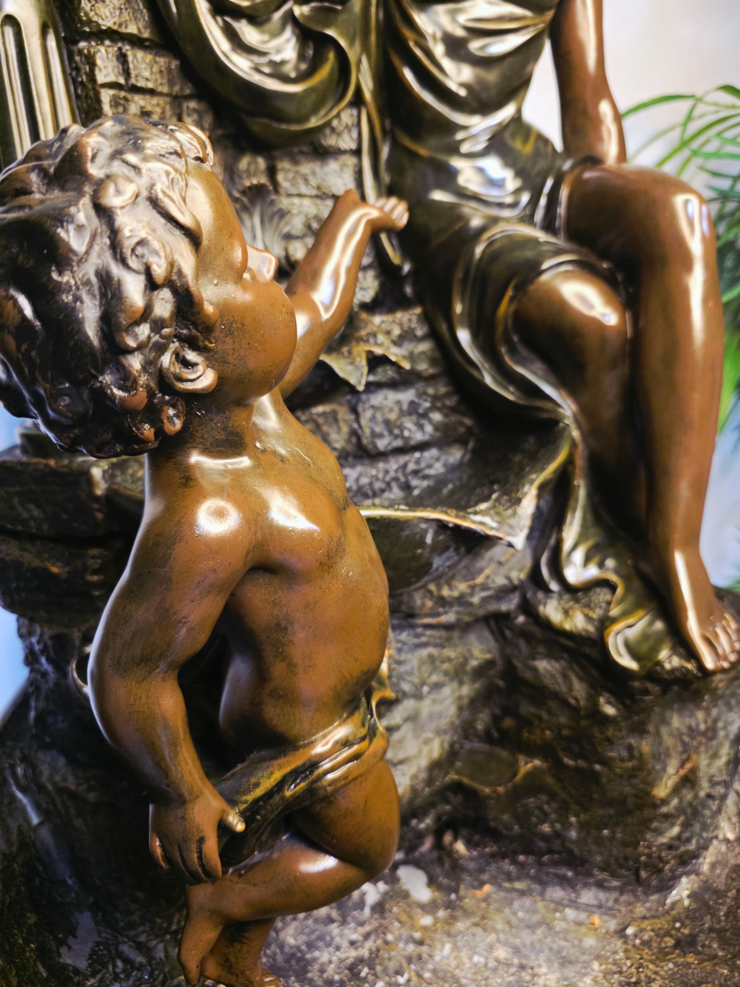 Fuente De Mujer, Niño y Tres Luces Florales sobre Pedestal Clasico – Pieza Monumental 🌿🏛️🪔