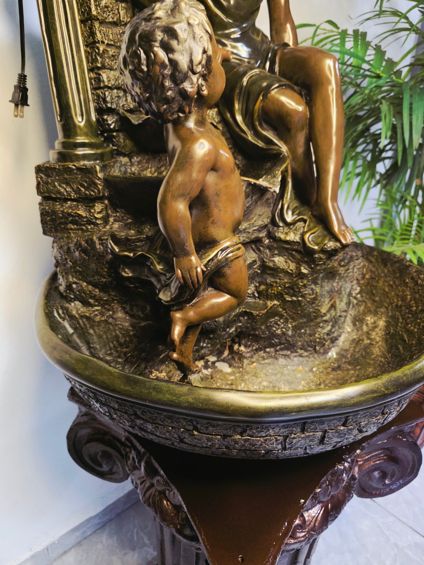 Fuente De Mujer, Niño y Tres Luces Florales sobre Pedestal Clasico – Pieza Monumental 🌿🏛️🪔