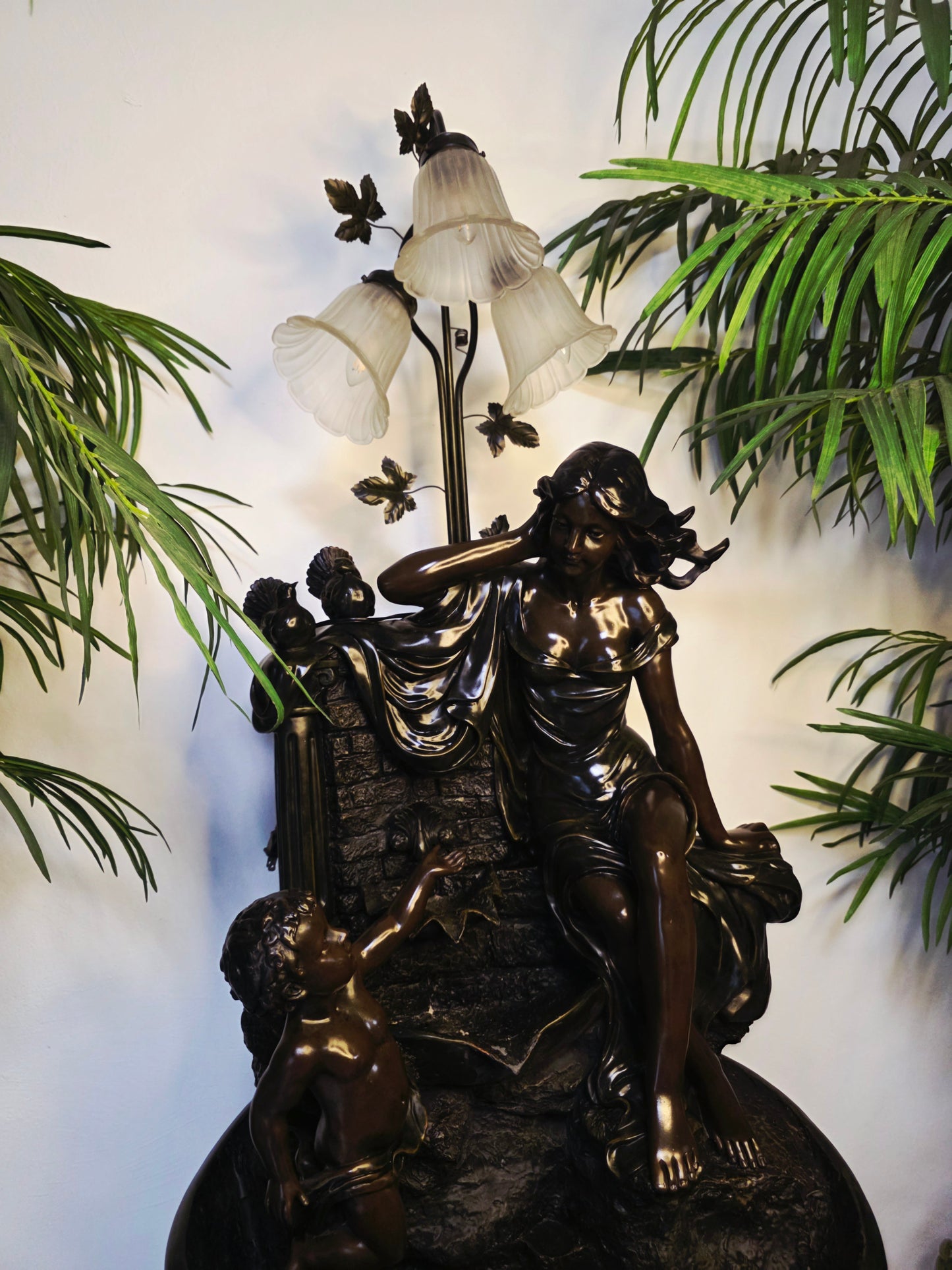 Fuente De Mujer, Niño y Tres Luces Florales sobre Pedestal Clasico – Pieza Monumental 🌿🏛️🪔