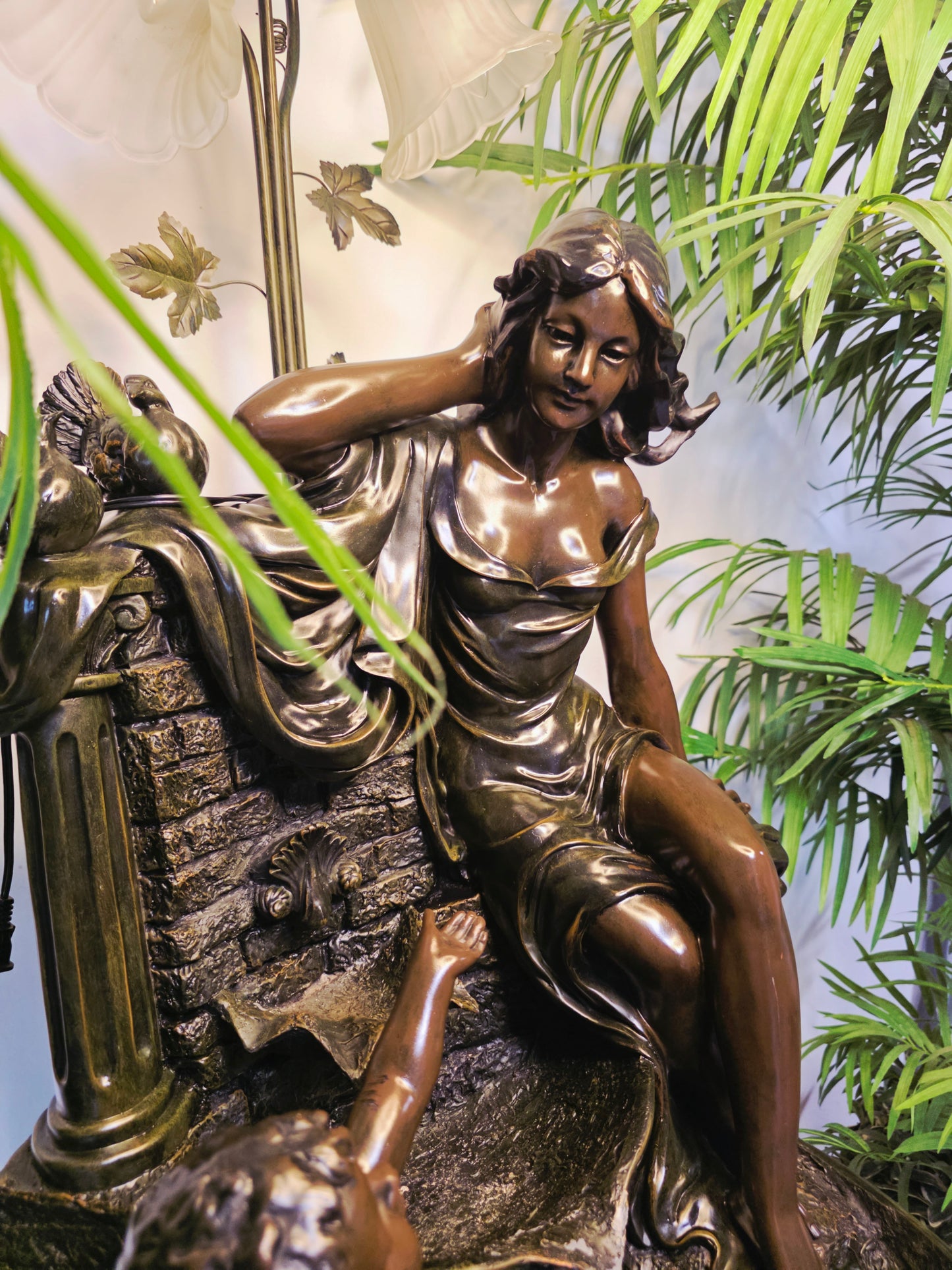 Fuente De Mujer, Niño y Tres Luces Florales sobre Pedestal Clasico – Pieza Monumental 🌿🏛️🪔