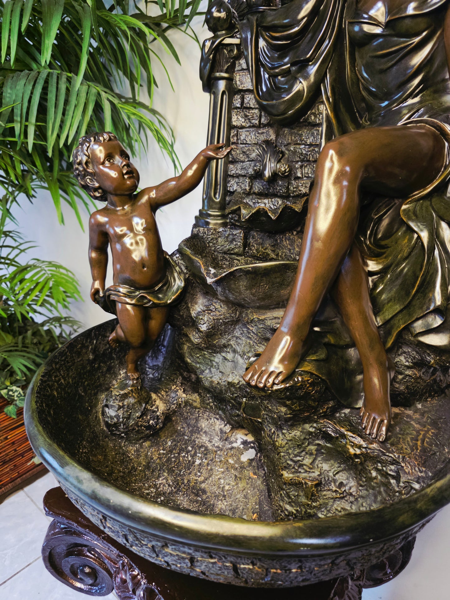 Fuente De Mujer, Niño y Tres Luces Florales sobre Pedestal Clasico – Pieza Monumental 🌿🏛️🪔