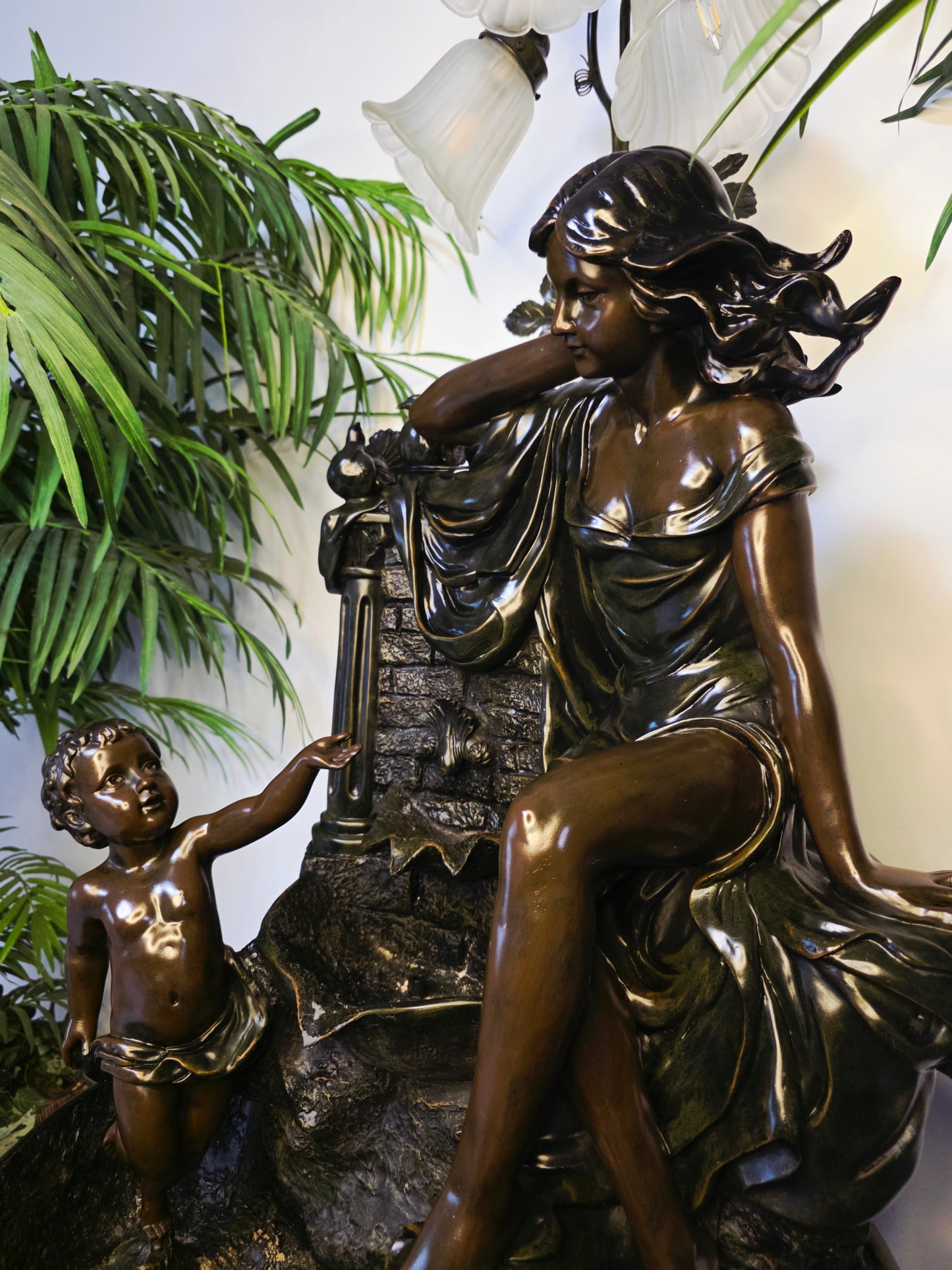Fuente De Mujer, Niño y Tres Luces Florales sobre Pedestal Clasico – Pieza Monumental 🌿🏛️🪔