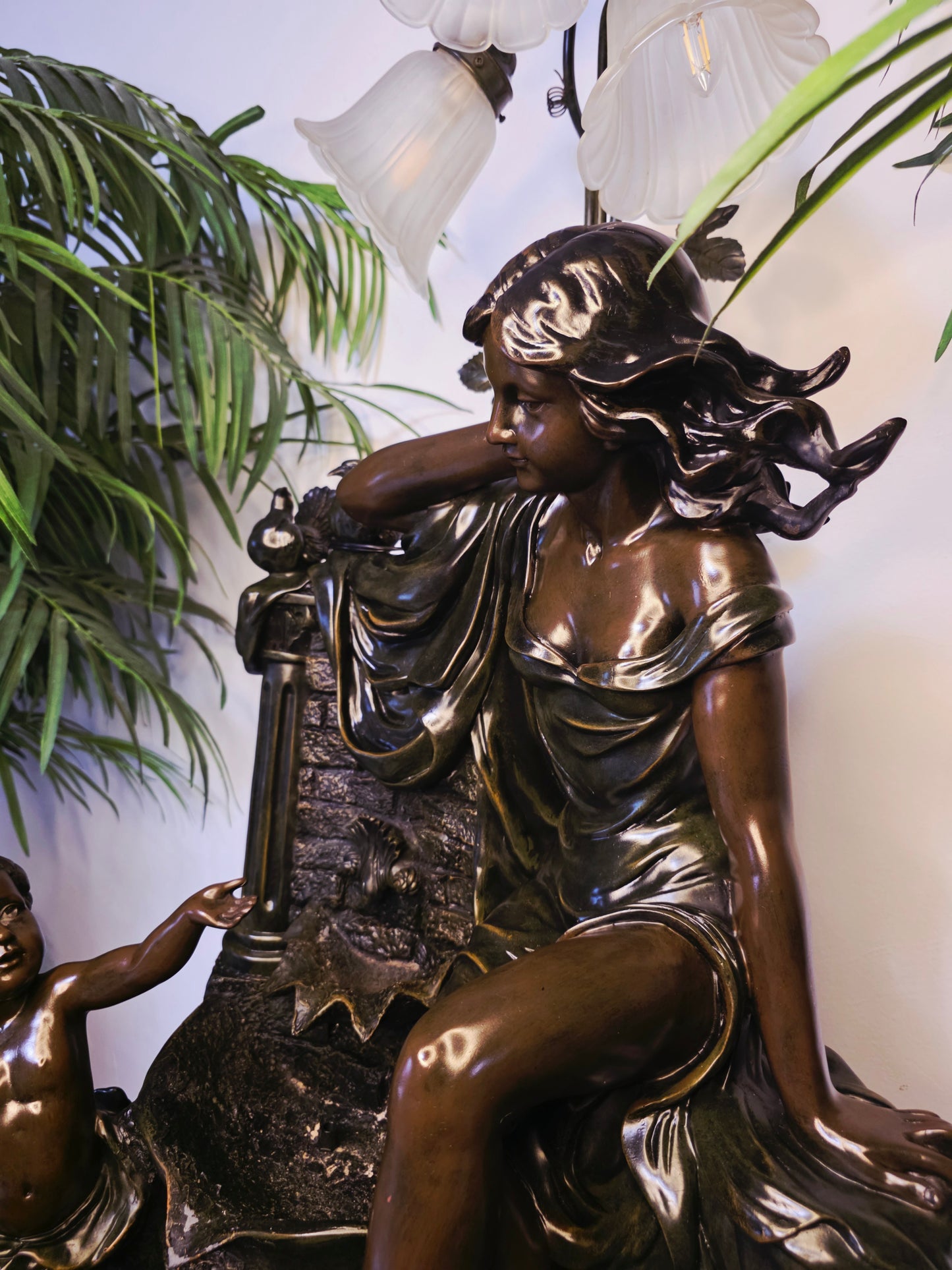 Fuente De Mujer, Niño y Tres Luces Florales sobre Pedestal Clasico – Pieza Monumental 🌿🏛️🪔