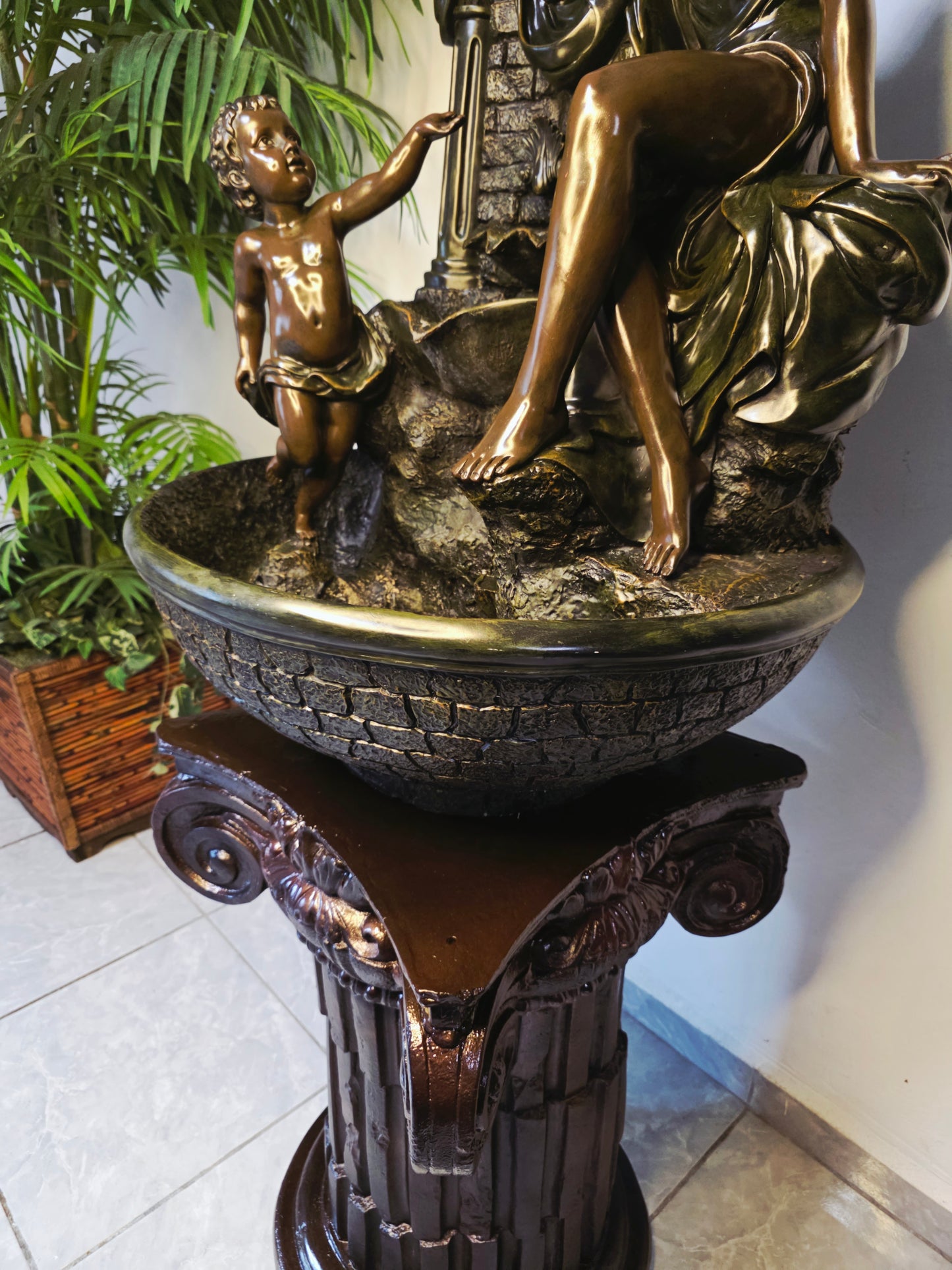 Fuente De Mujer, Niño y Tres Luces Florales sobre Pedestal Clasico – Pieza Monumental 🌿🏛️🪔