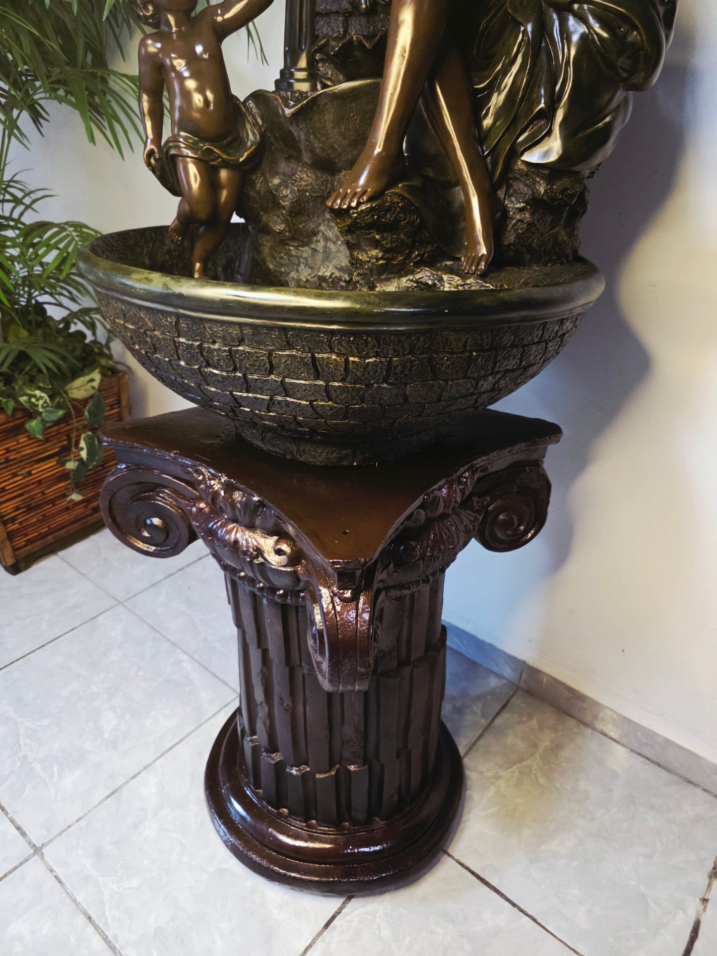 Fuente De Mujer, Niño y Tres Luces Florales sobre Pedestal Clasico – Pieza Monumental 🌿🏛️🪔