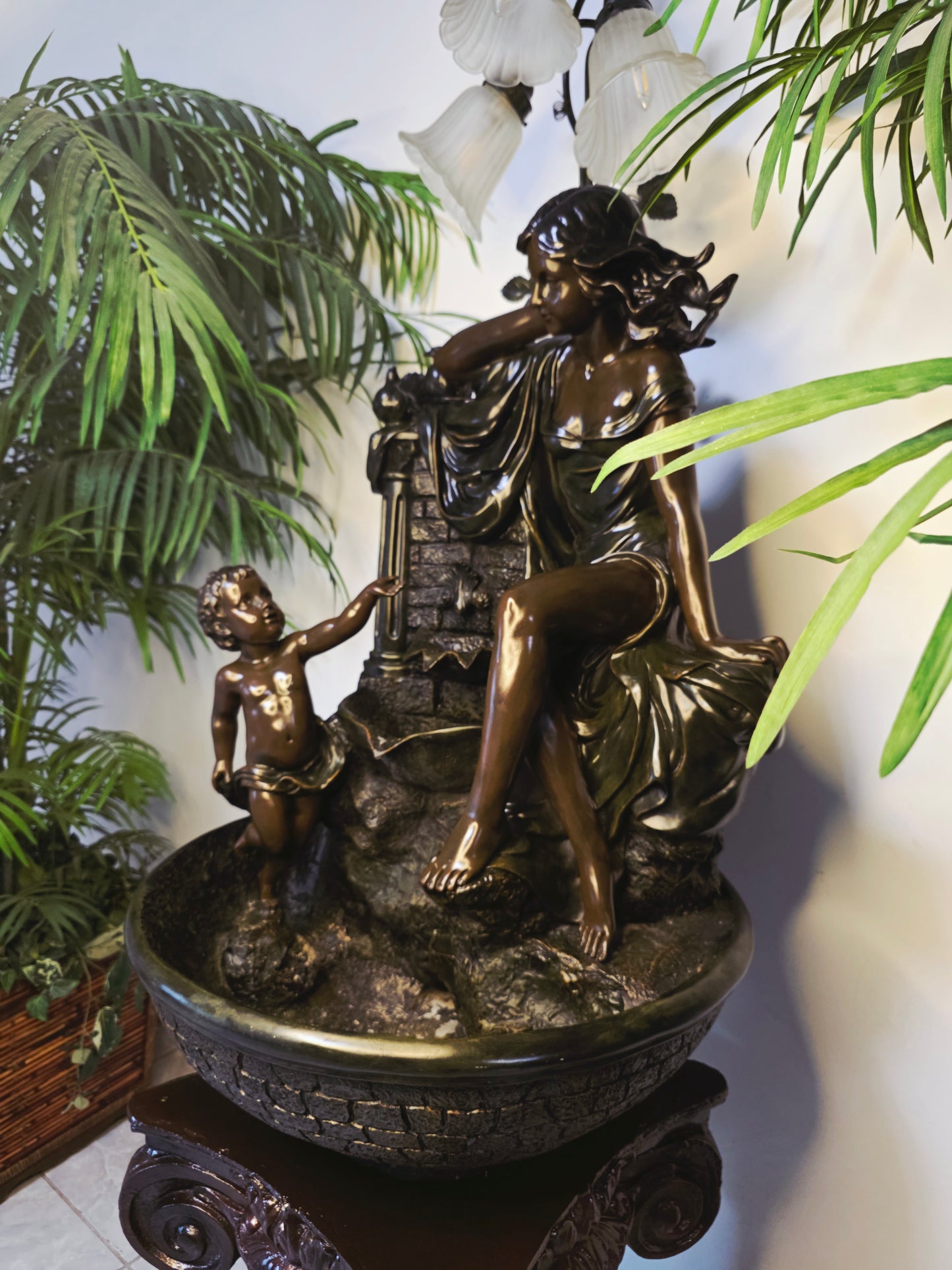 Fuente De Mujer, Niño y Tres Luces Florales sobre Pedestal Clasico – Pieza Monumental 🌿🏛️🪔