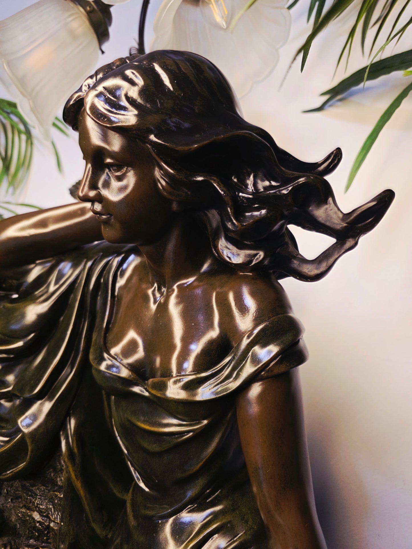 Fuente De Mujer, Niño y Tres Luces Florales sobre Pedestal Clasico – Pieza Monumental 🌿🏛️🪔