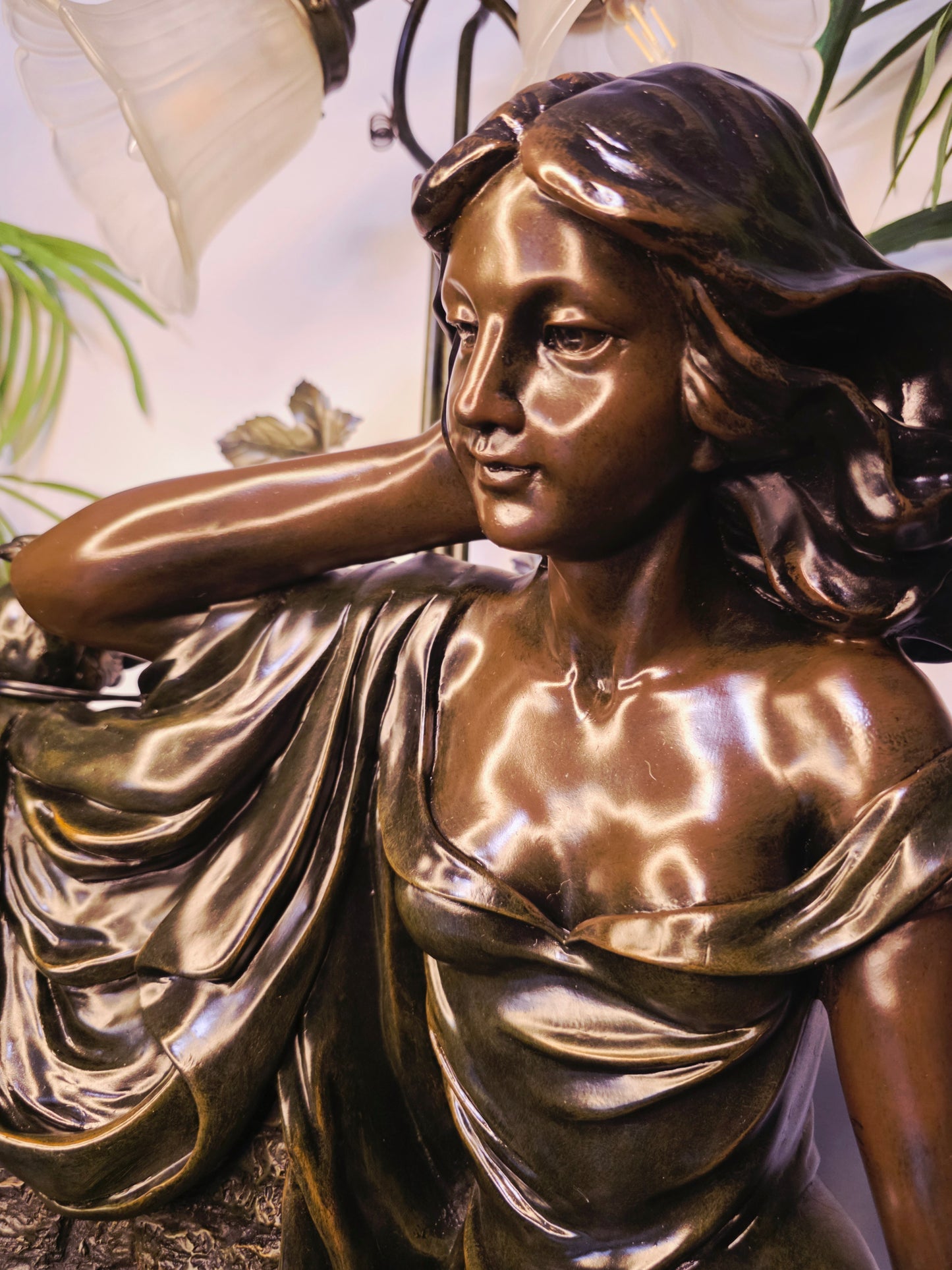 Fuente De Mujer, Niño y Tres Luces Florales sobre Pedestal Clasico – Pieza Monumental 🌿🏛️🪔