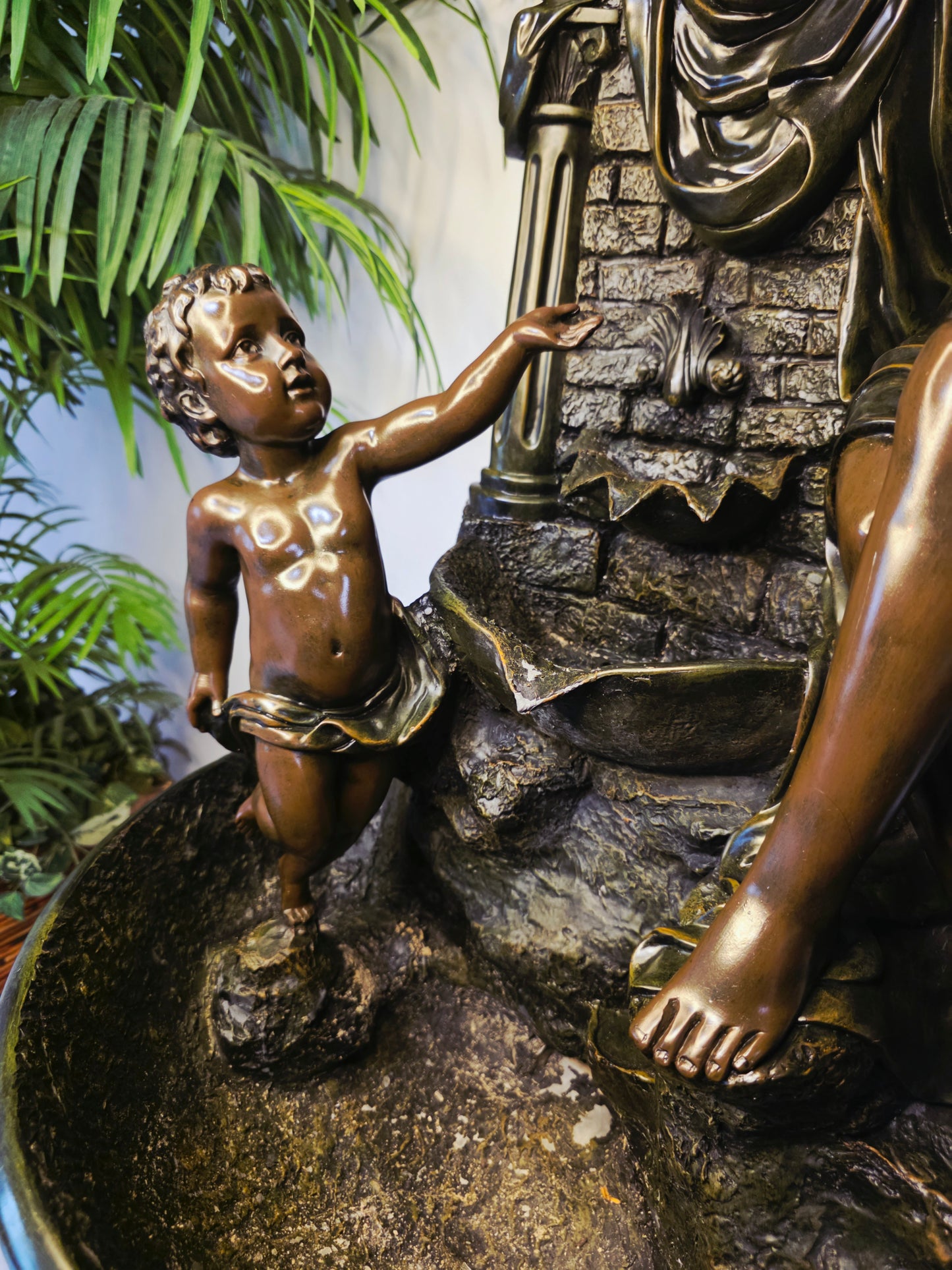 Fuente De Mujer, Niño y Tres Luces Florales sobre Pedestal Clasico – Pieza Monumental 🌿🏛️🪔