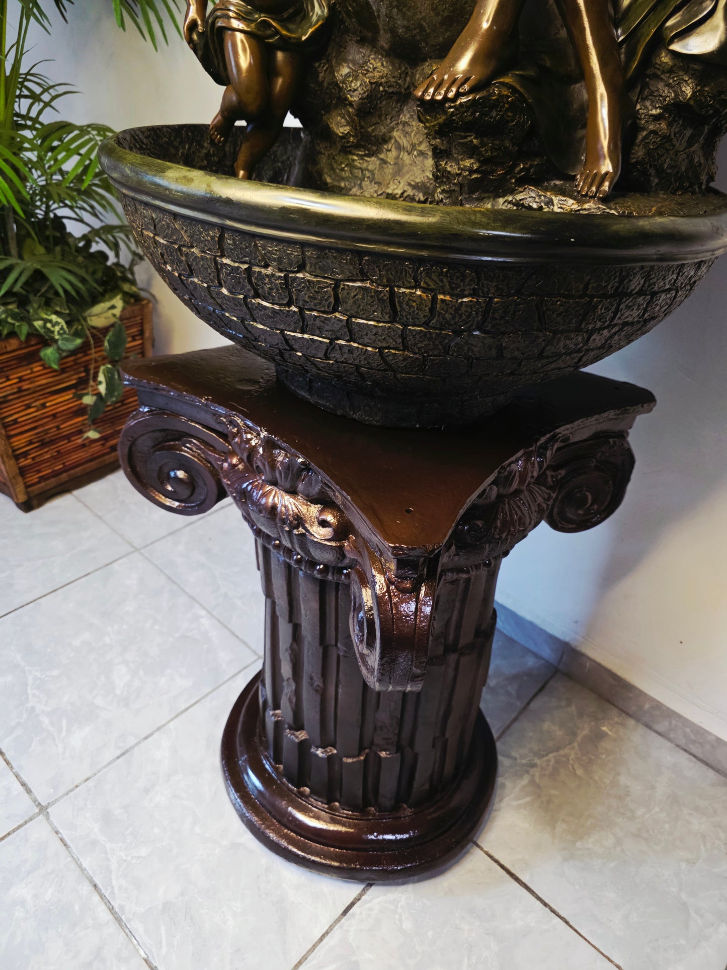 Fuente De Mujer, Niño y Tres Luces Florales sobre Pedestal Clasico – Pieza Monumental 🌿🏛️🪔