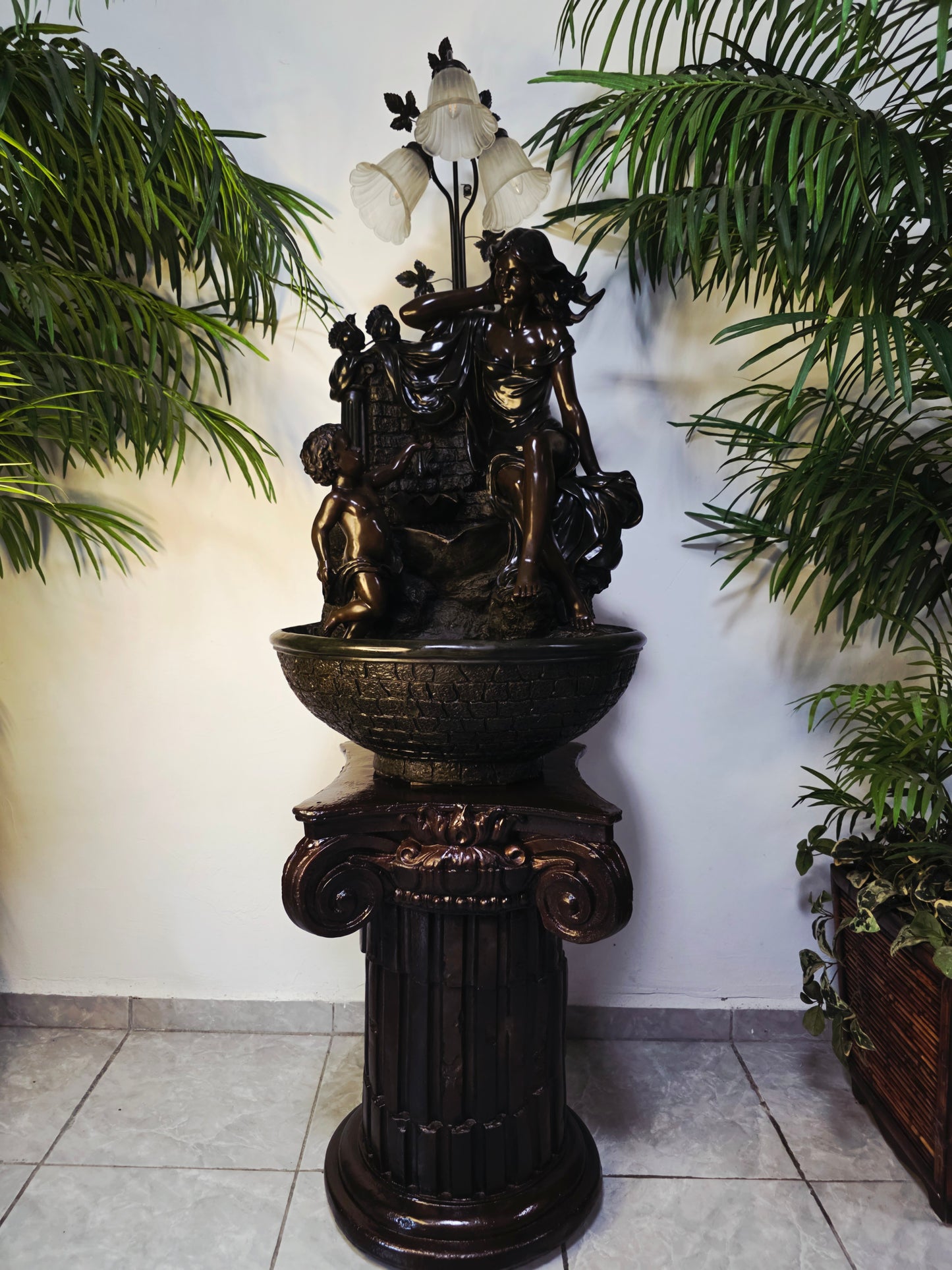 Fuente De Mujer, Niño y Tres Luces Florales sobre Pedestal Clasico – Pieza Monumental 🌿🏛️🪔