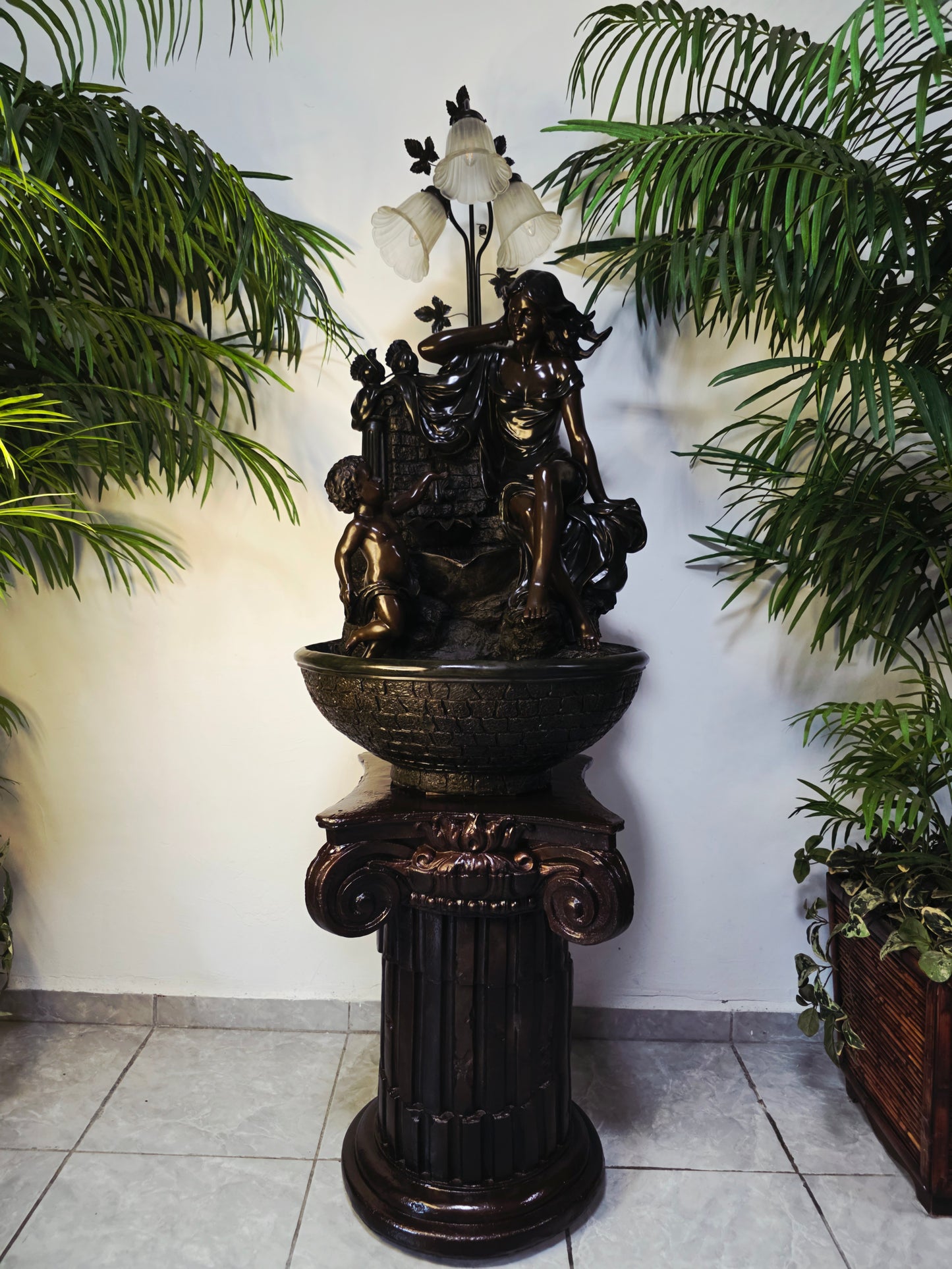 Fuente De Mujer, Niño y Tres Luces Florales sobre Pedestal Clasico – Pieza Monumental 🌿🏛️🪔